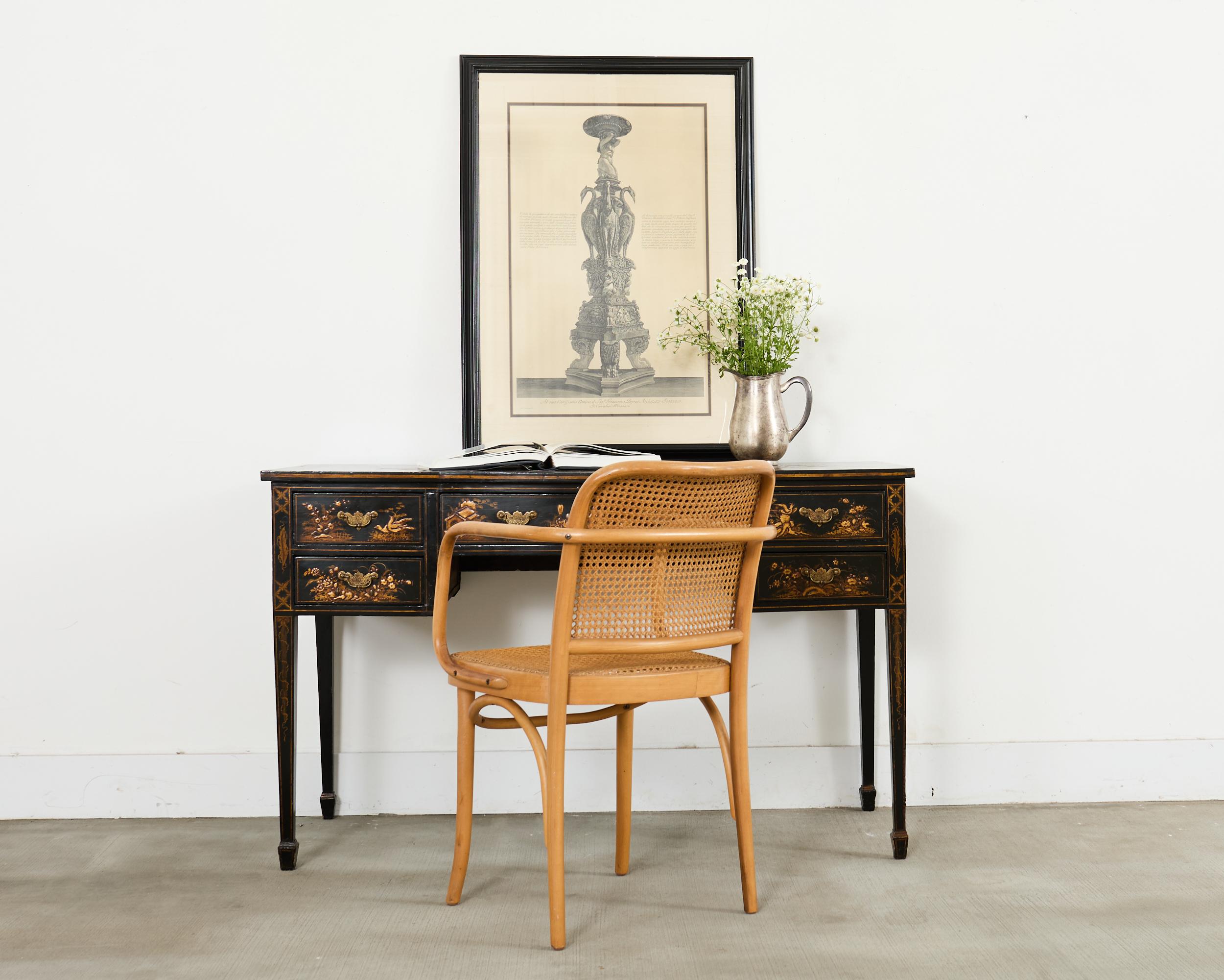 Opulenter Schreibtisch im englischen George-III-Stil des späten 19. und frühen 20. Jahrhunderts, dekoriert im Stil des europäischen Chinoiserie-Revivals. Der Schreibtisch verfügt über ein Gehäuse im Knielochstil mit einer leicht gewölbten Front. Das