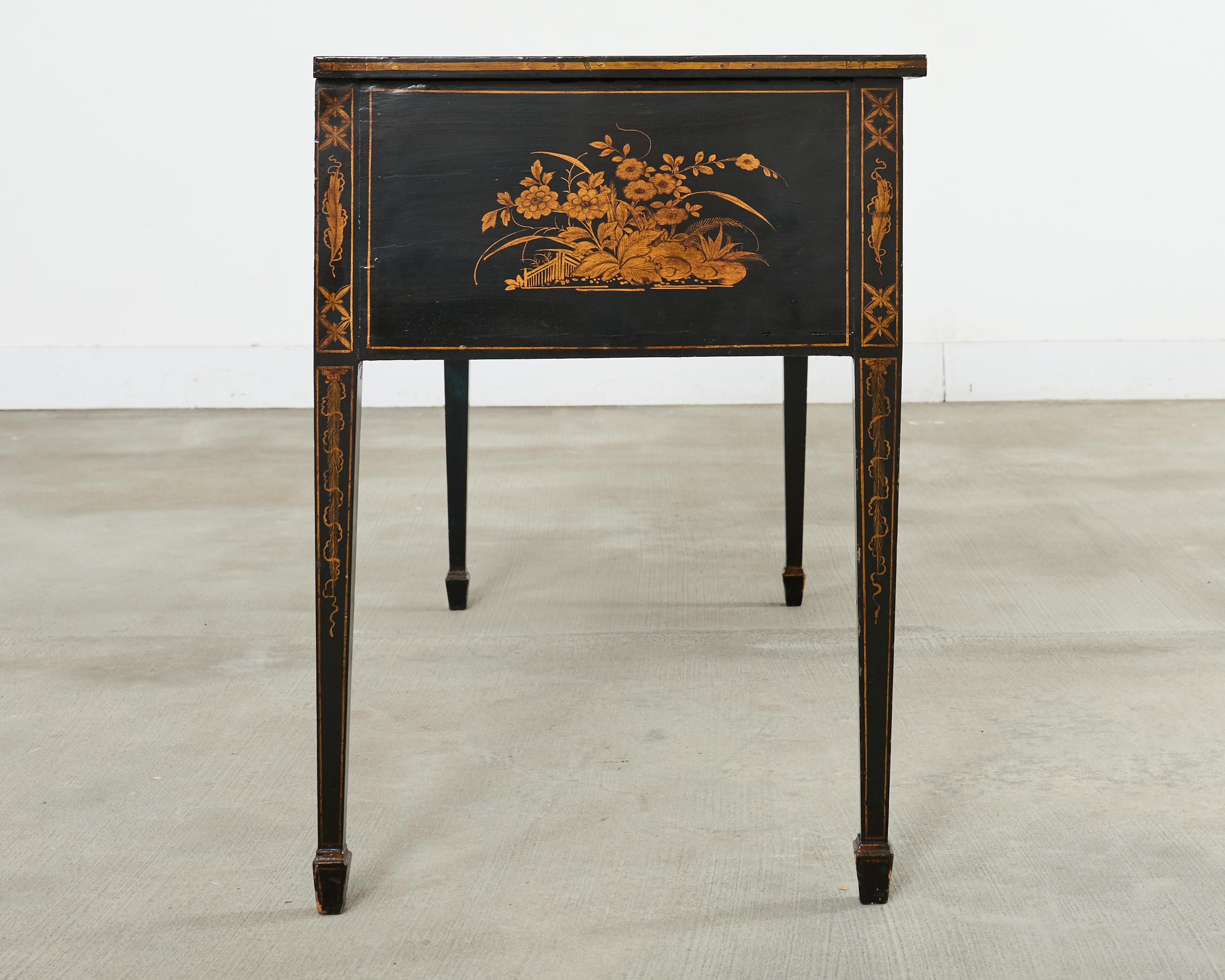 Englischer Chinoiserie-Schreibtisch im George-III-Stil mit Lackdekor im Angebot 1