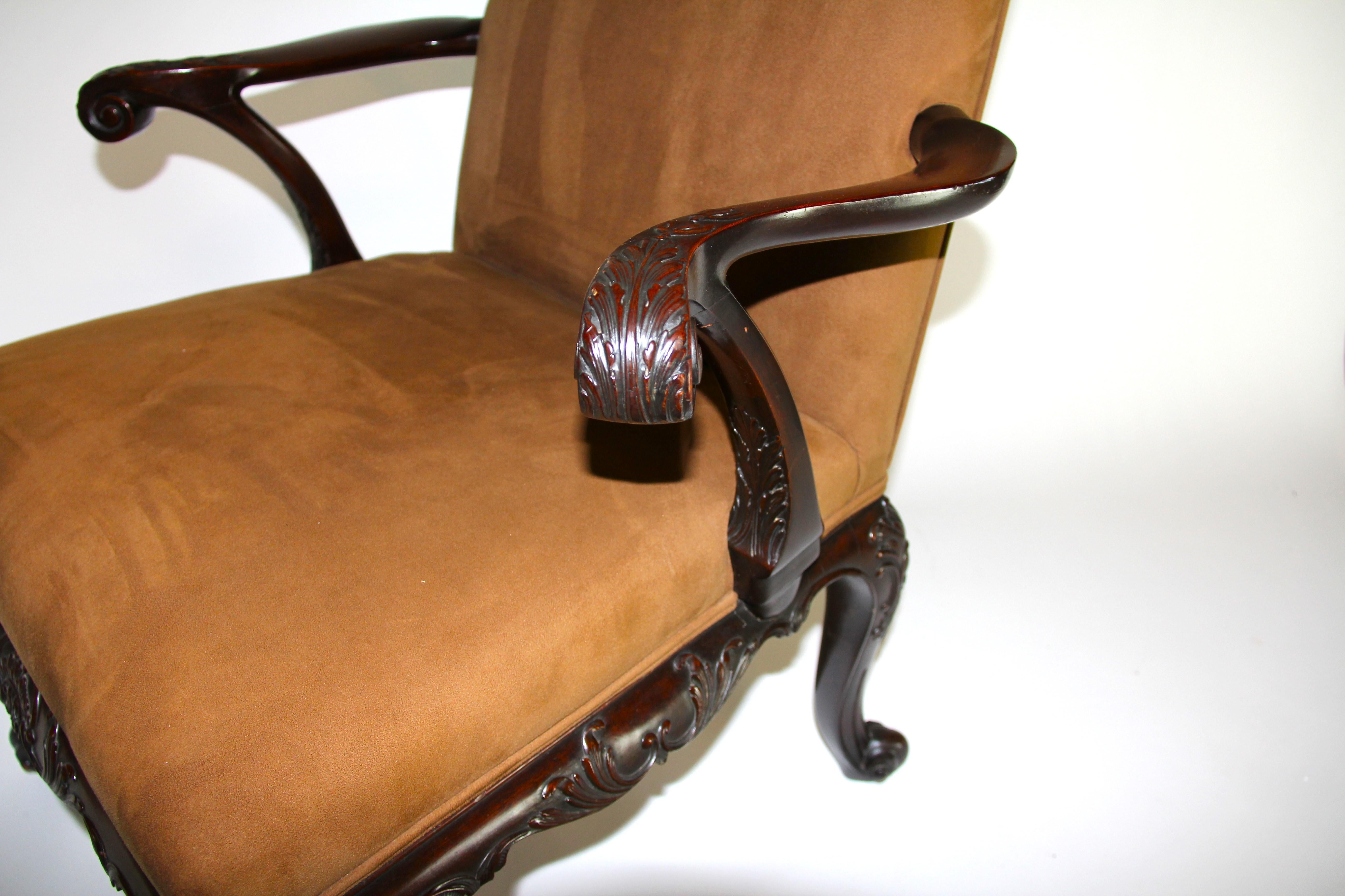 Fantastique fauteuil ouvert en acajou sculpté à la main de George III, anglais, du XIXe siècle, très bien construit. Le dossier rectangulaire, entièrement rembourré, est doté d'une barre d'appui subtilement incurvée.  Les accoudoirs sont fixés par