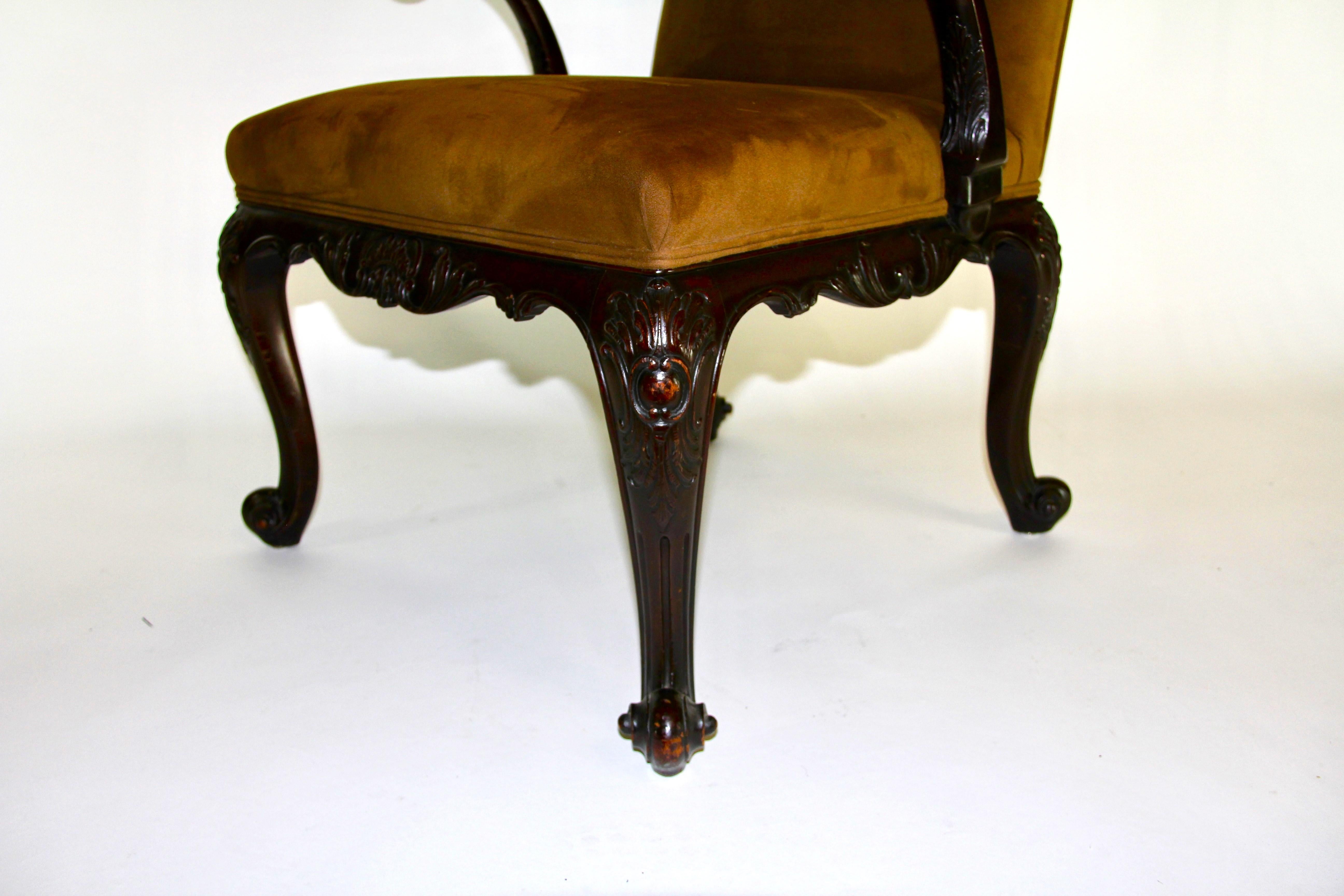 Anglais Fauteuil ouvert en acajou sculpté à la main de style George III anglais en vente