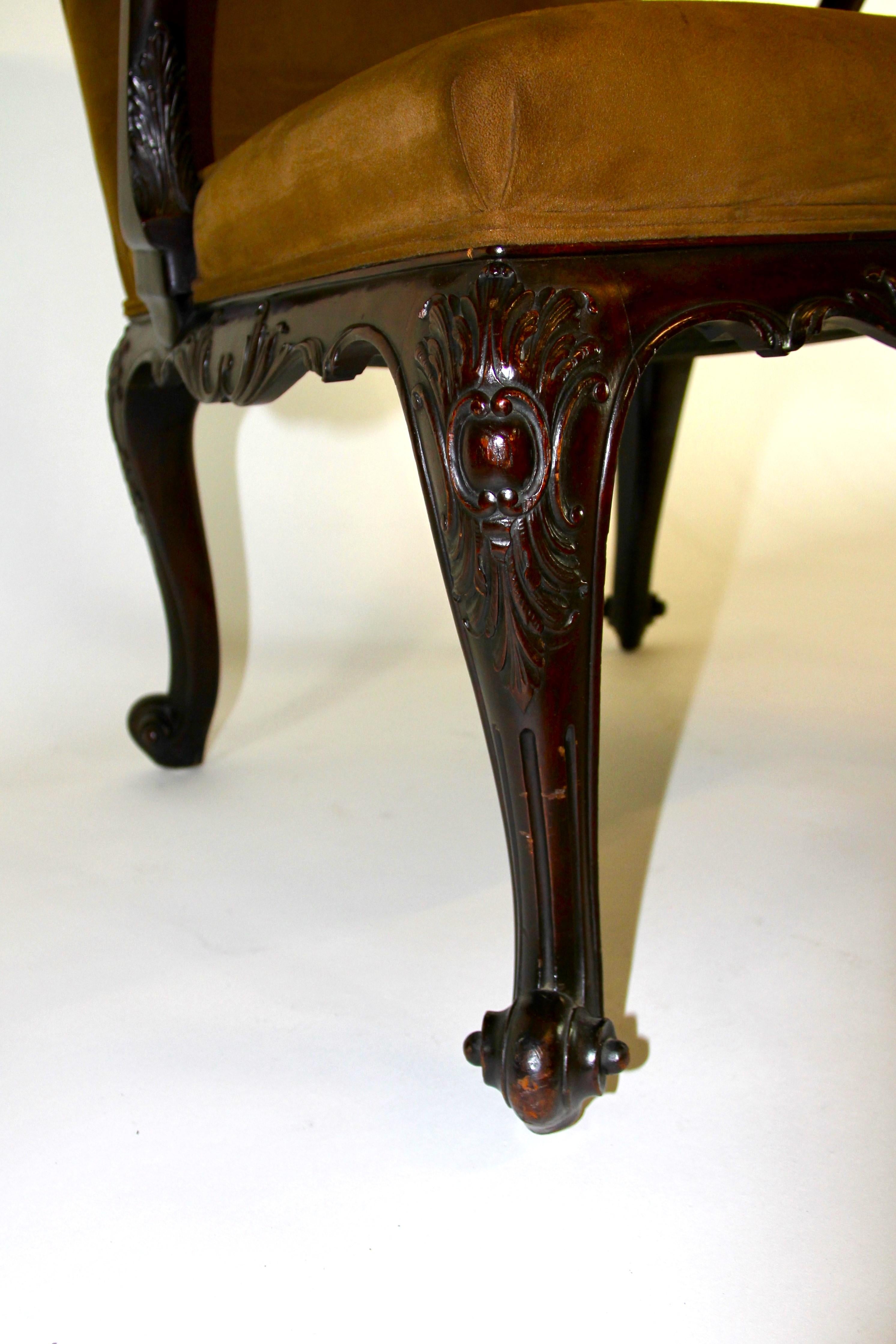 Sculpté à la main Fauteuil ouvert en acajou sculpté à la main de style George III anglais en vente