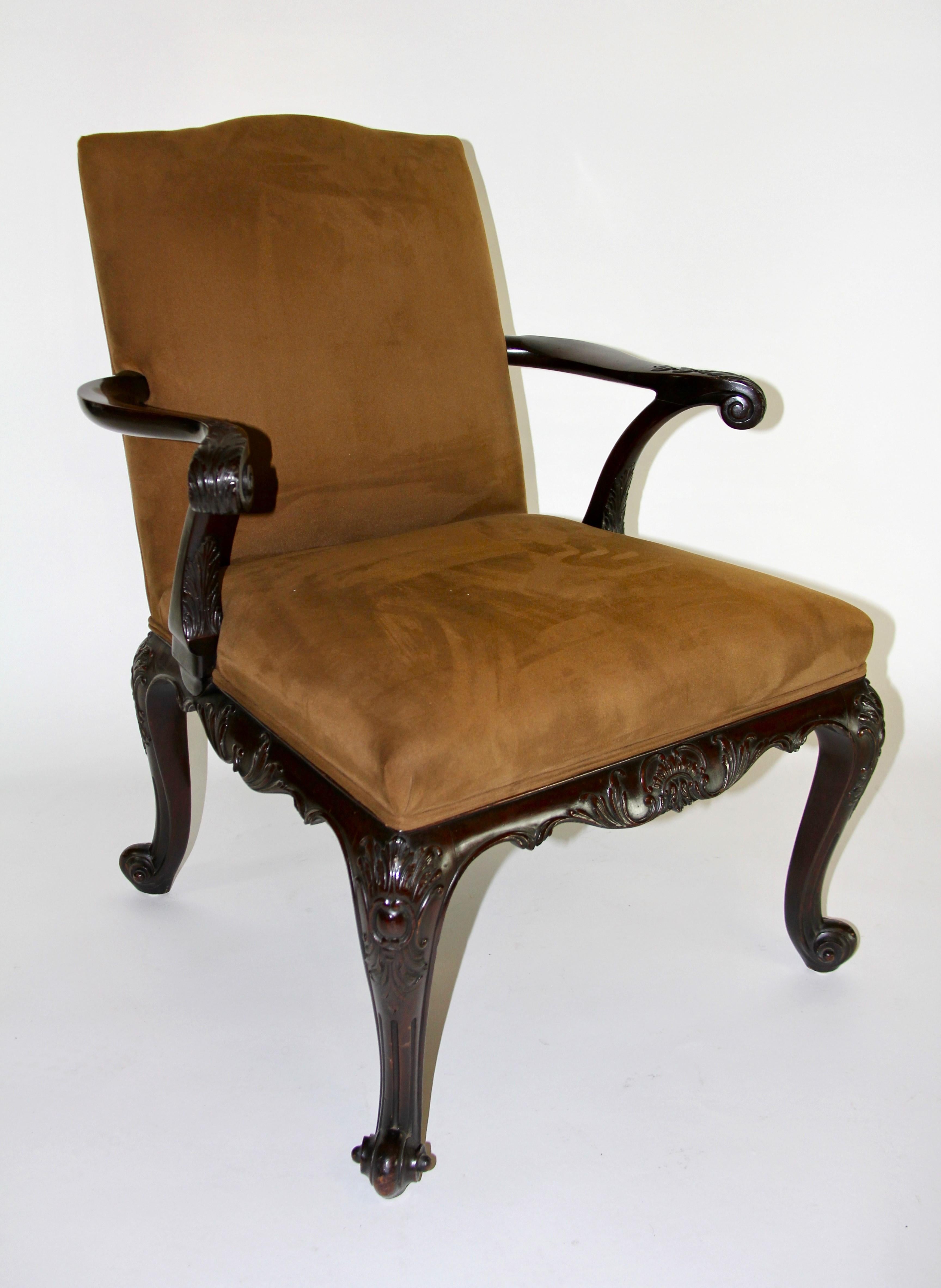 Fauteuil ouvert en acajou sculpté à la main de style George III anglais Bon état - En vente à New York, NY