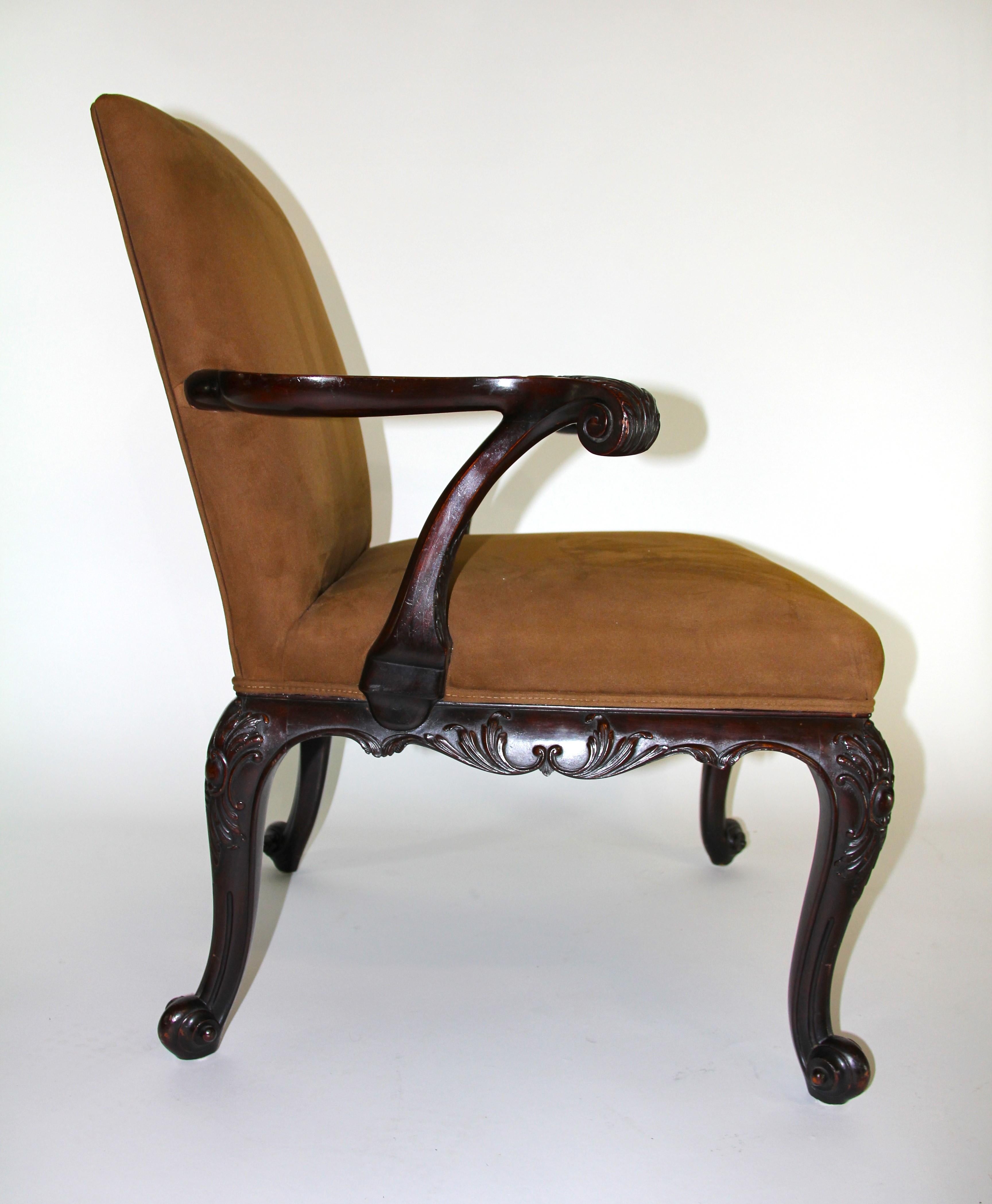Fauteuil ouvert en acajou sculpté à la main de style George III anglais en vente 1