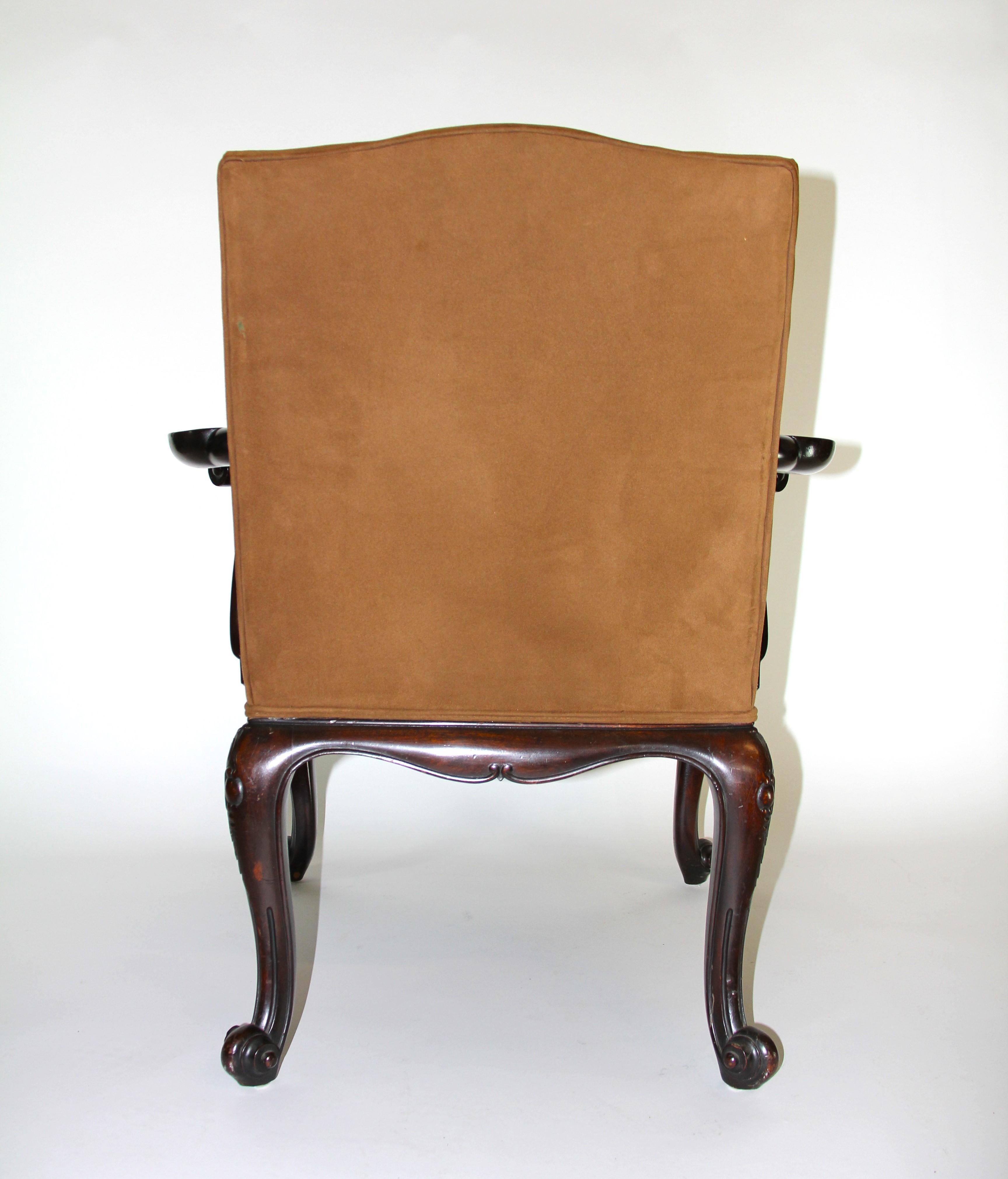 Fauteuil ouvert en acajou sculpté à la main de style George III anglais en vente 2