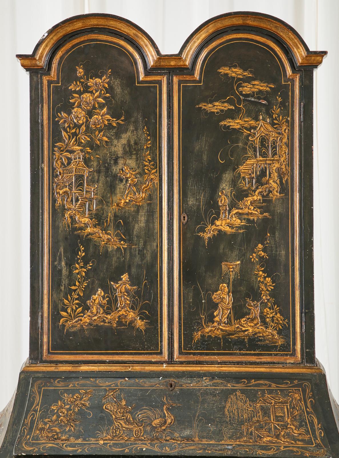Englischer lackierter Sekretär/ Bücherregal im Chinoiserie-Stil im George-III-Stil im Zustand „Starke Gebrauchsspuren“ in Rio Vista, CA