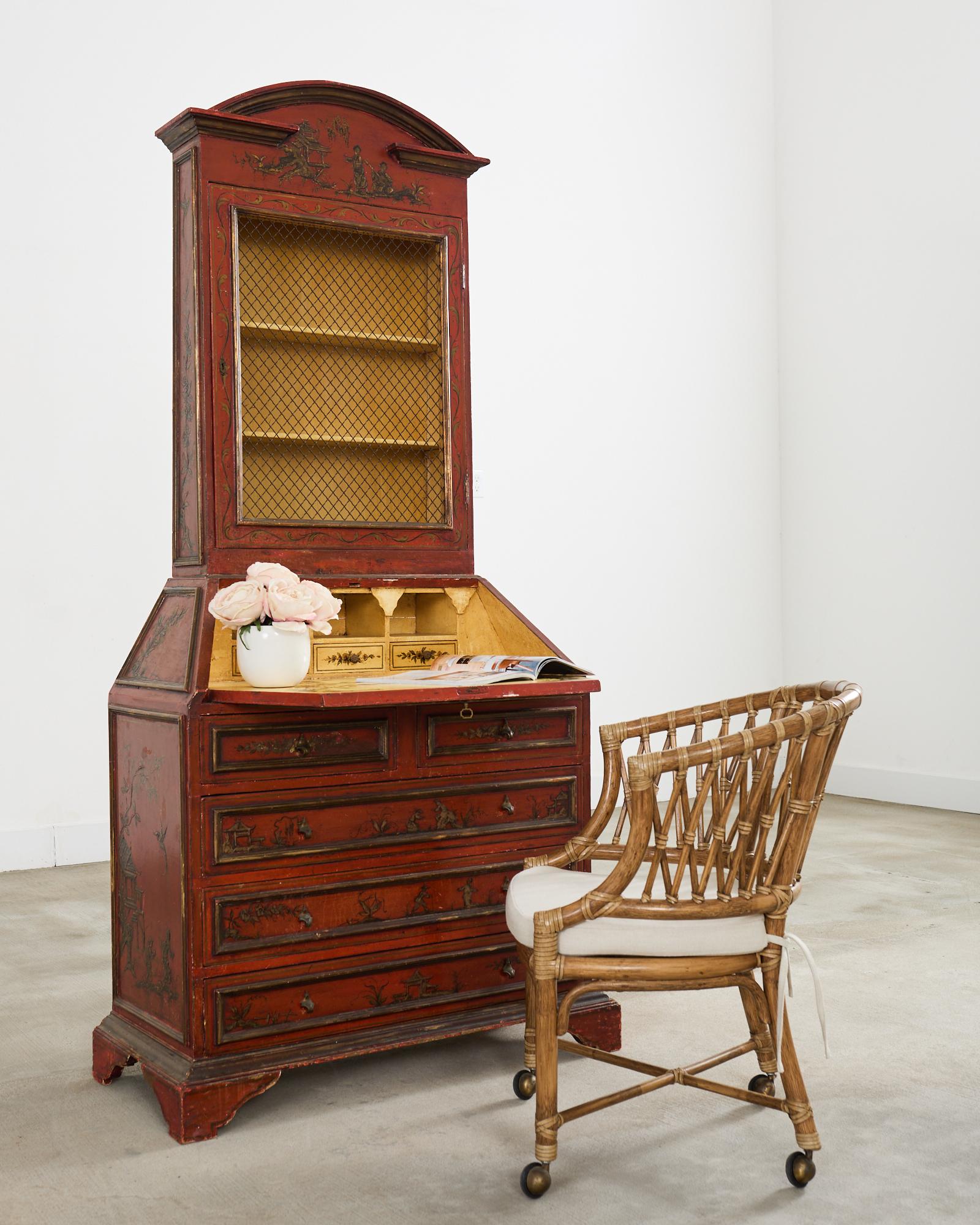 Splendida libreria secretaire italiana decorata a cineserie e realizzata secondo il gusto inglese di Giorgio III. Splendidamente decorato nel periodo del revival della cineseria che va dalla fine del XIX secolo all'inizio del XX secolo in Europa.
