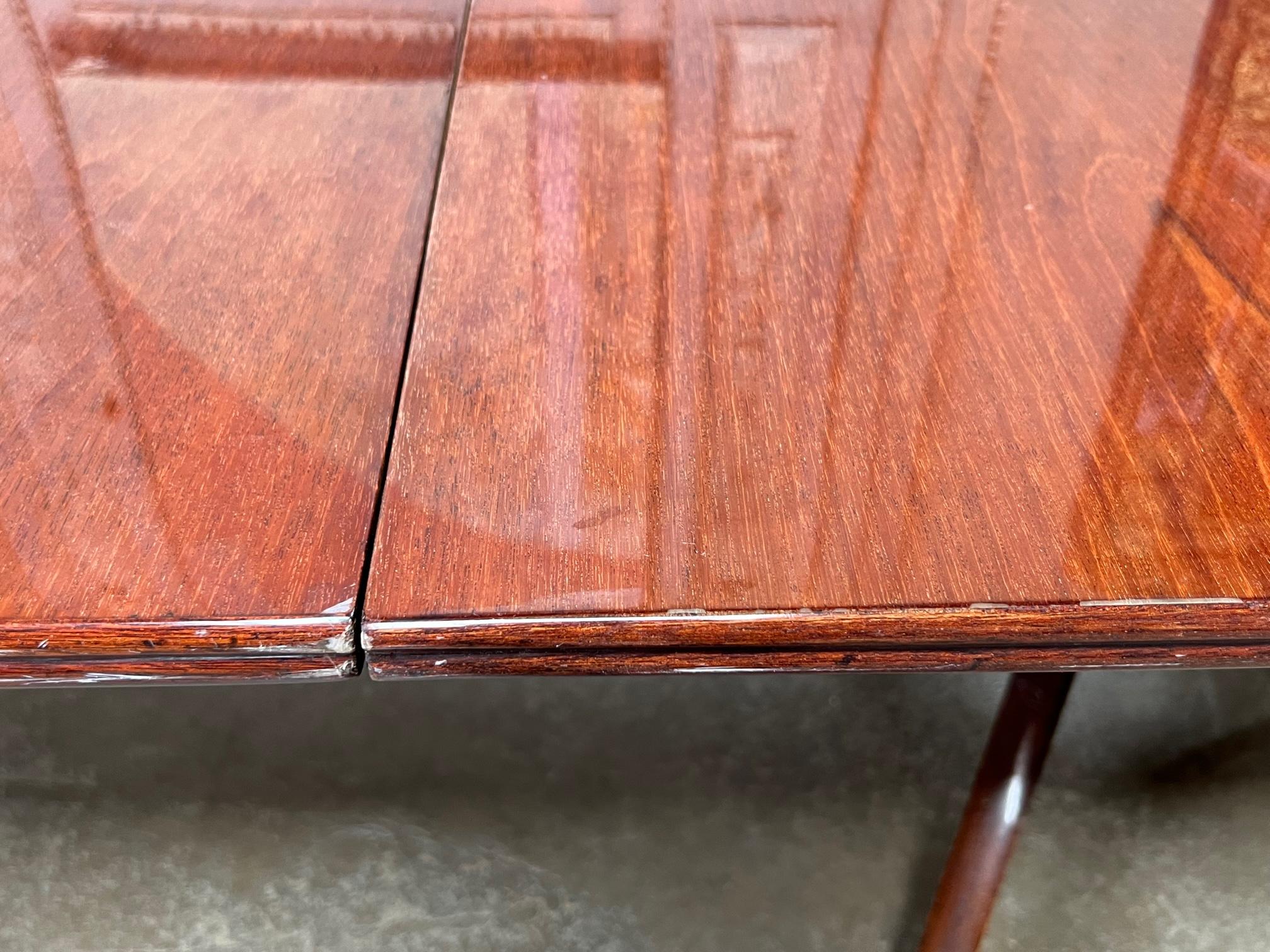 English George III Style Mahogany Dining Table In Good Condition In Dallas, TX
