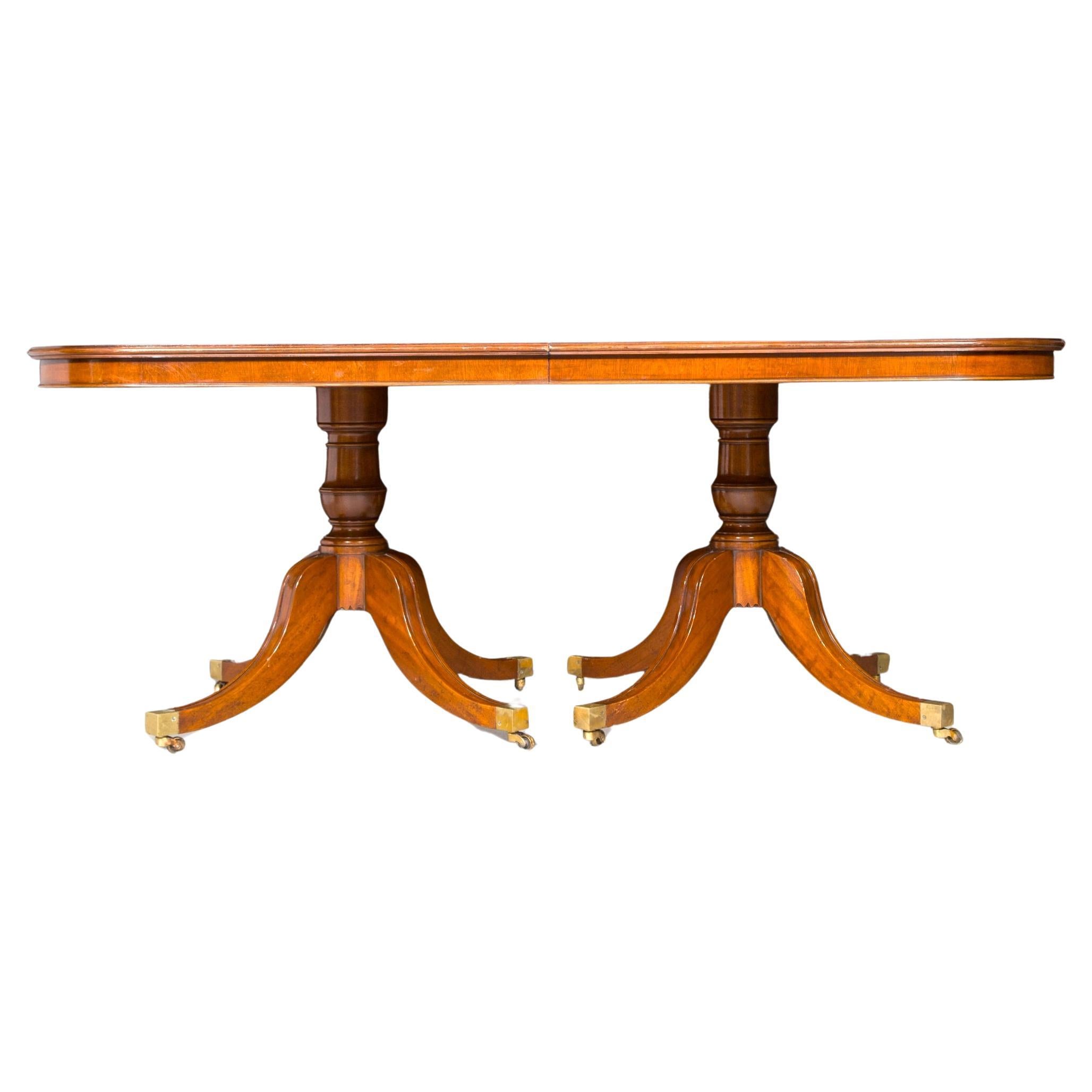 English George III Style Mahogany Double Pedestal Extending Dining Table In Good Condition For Sale In Tarry Town, NY