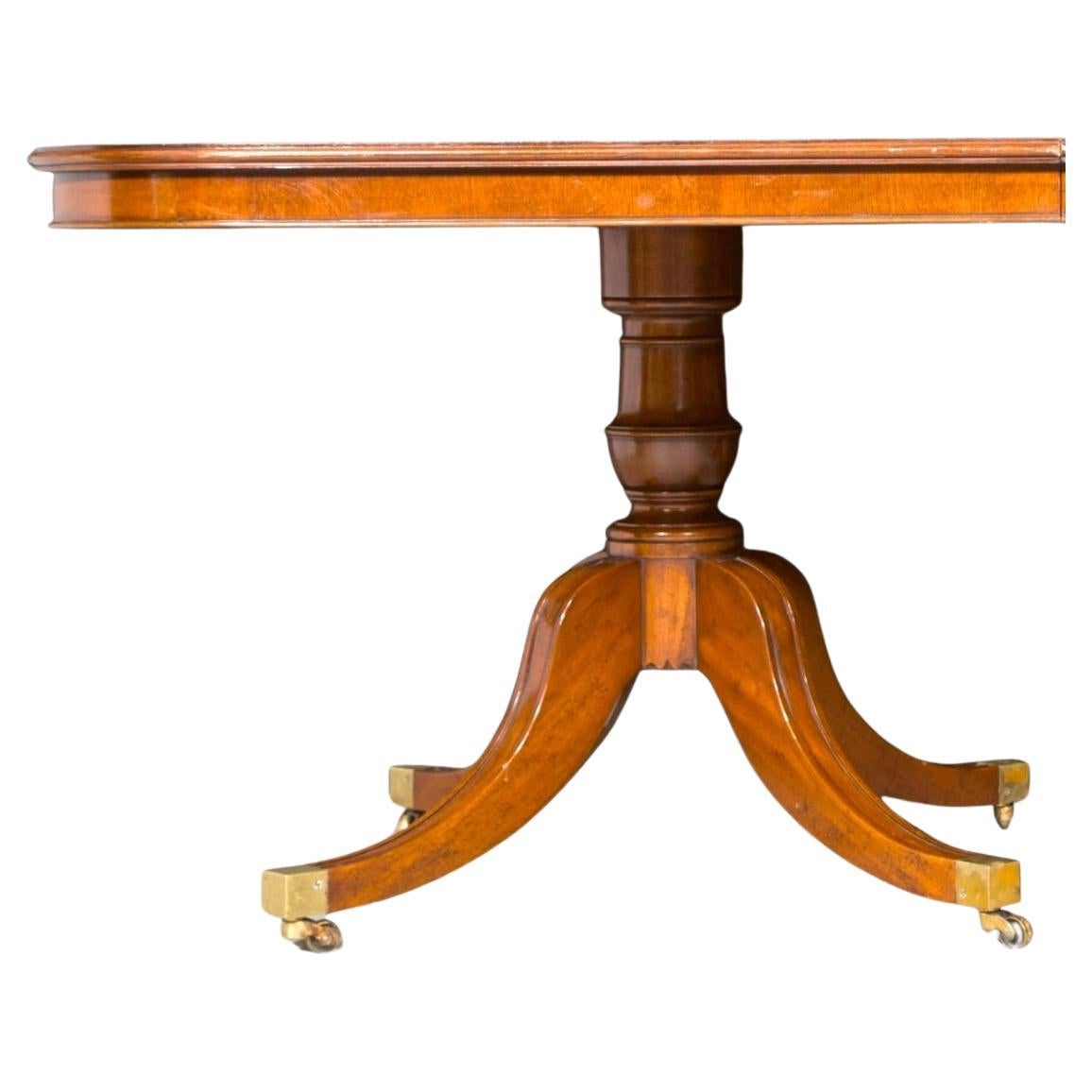 Laiton Table de salle à manger anglaise de style George III à double piédestal extensible en vente