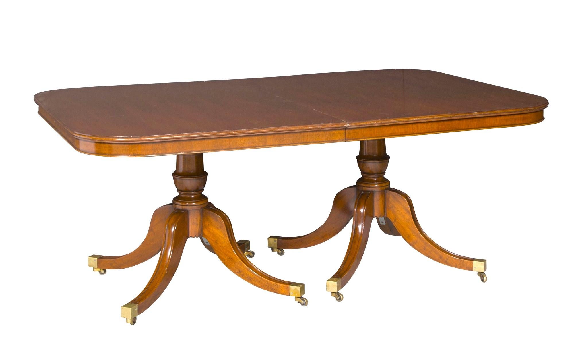 Table de salle à manger anglaise de style George III à double piédestal extensible en vente 2