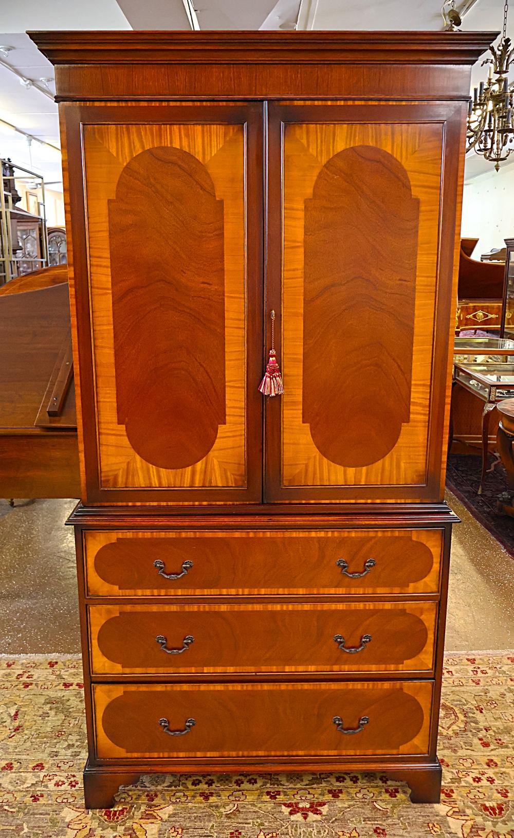 ​English George III Style Mahogany Satinwood Banded Armoire Cabinet Linen Press

Dimensions : 83