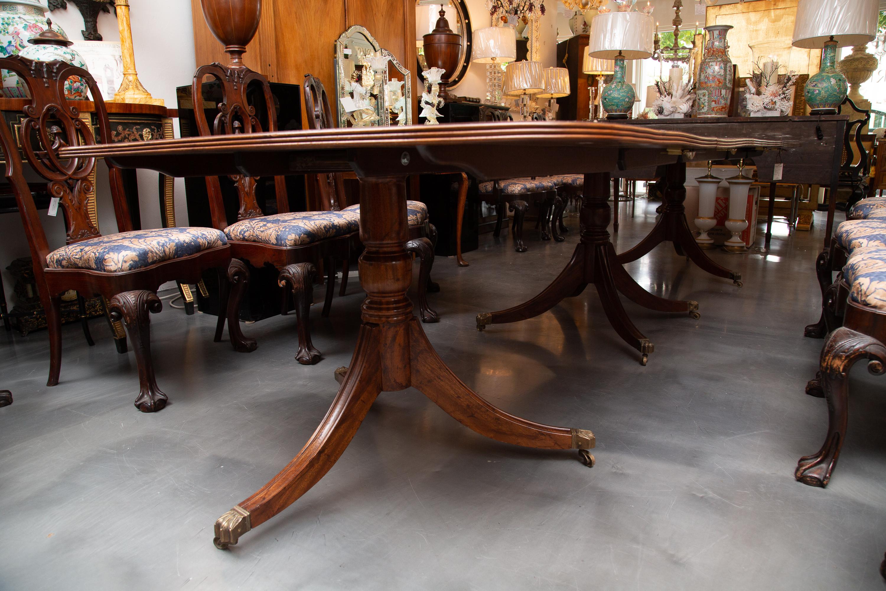 English George III Style Mahogany Triple Pedestal Dining Table In Good Condition For Sale In WEST PALM BEACH, FL