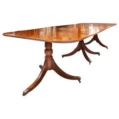 Table de salle à manger à triple piédestal en acajou de style George III anglais