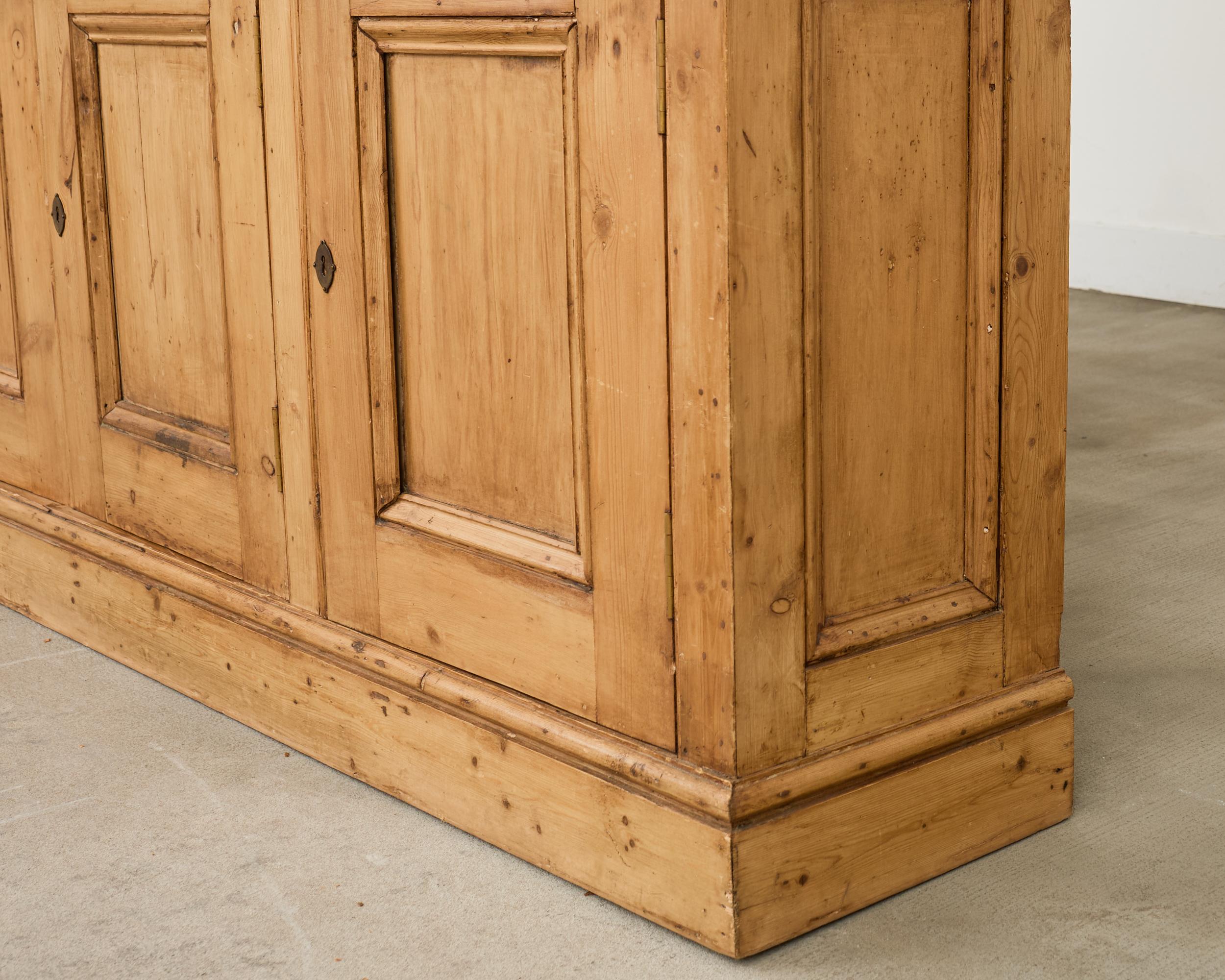 Libreria bibliotecaria inglese in stile Giorgio III in pino smaltato Astral in vendita 4