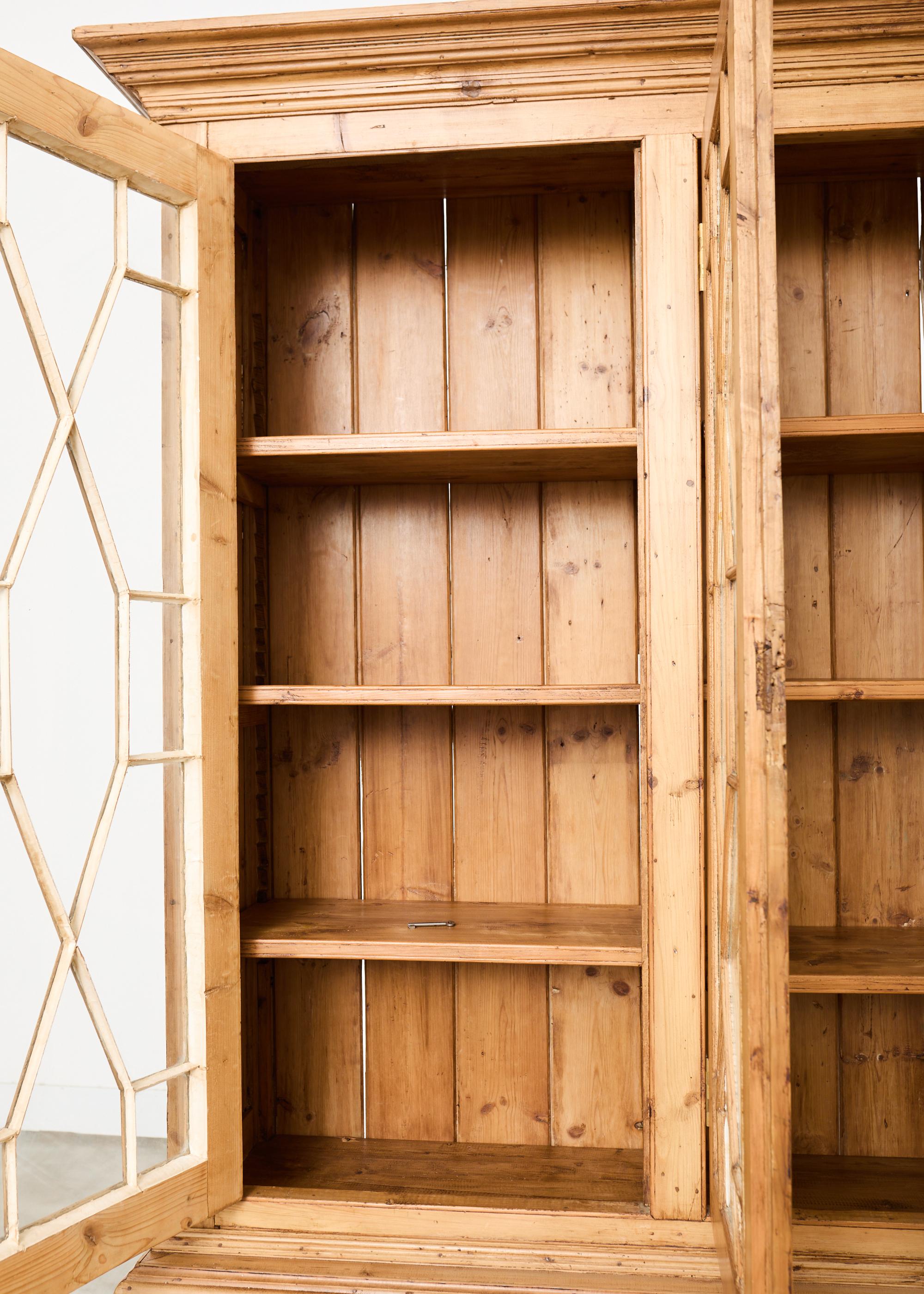 Libreria bibliotecaria inglese in stile Giorgio III in pino smaltato Astral in vendita 6