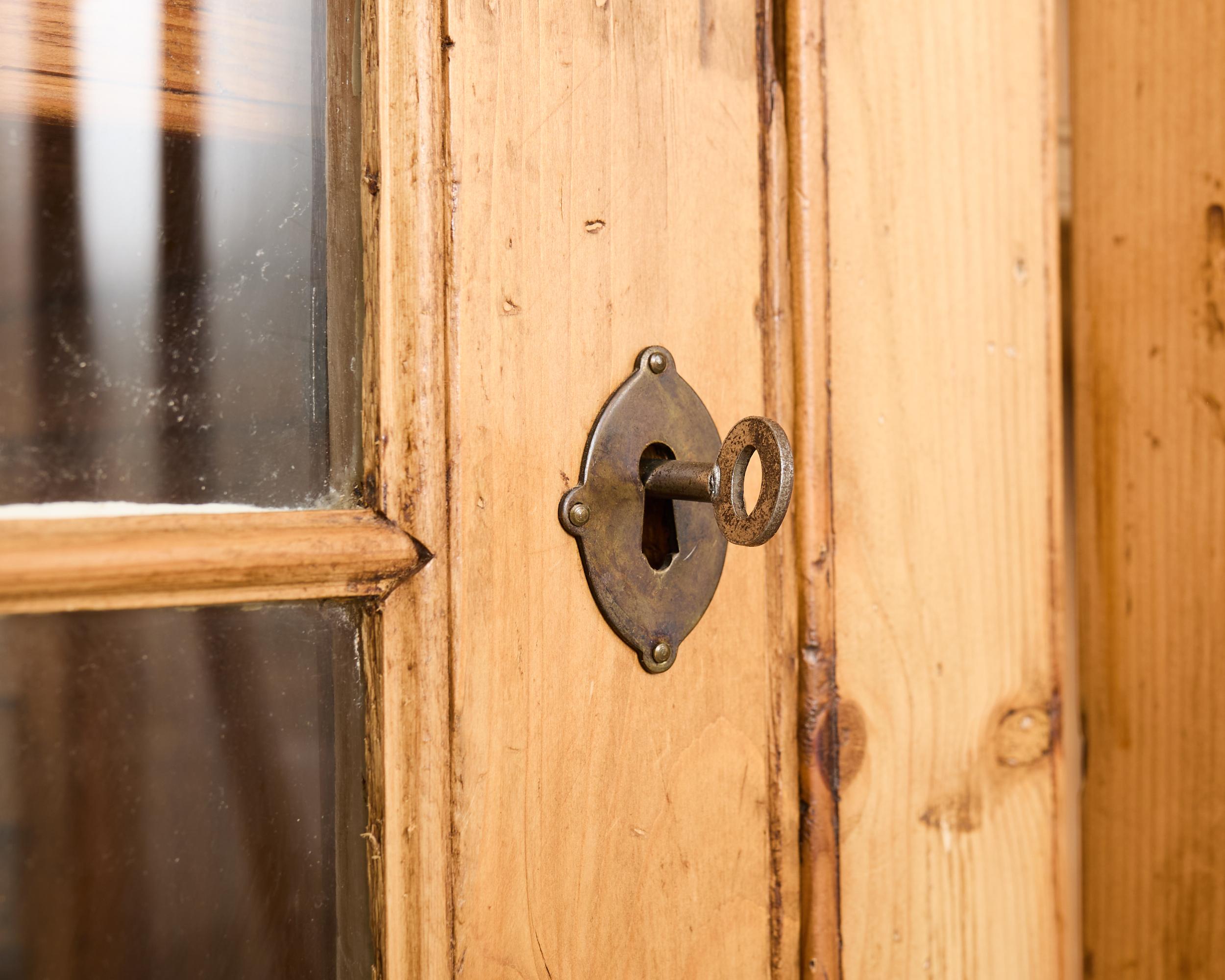 Libreria bibliotecaria inglese in stile Giorgio III in pino smaltato Astral in vendita 8