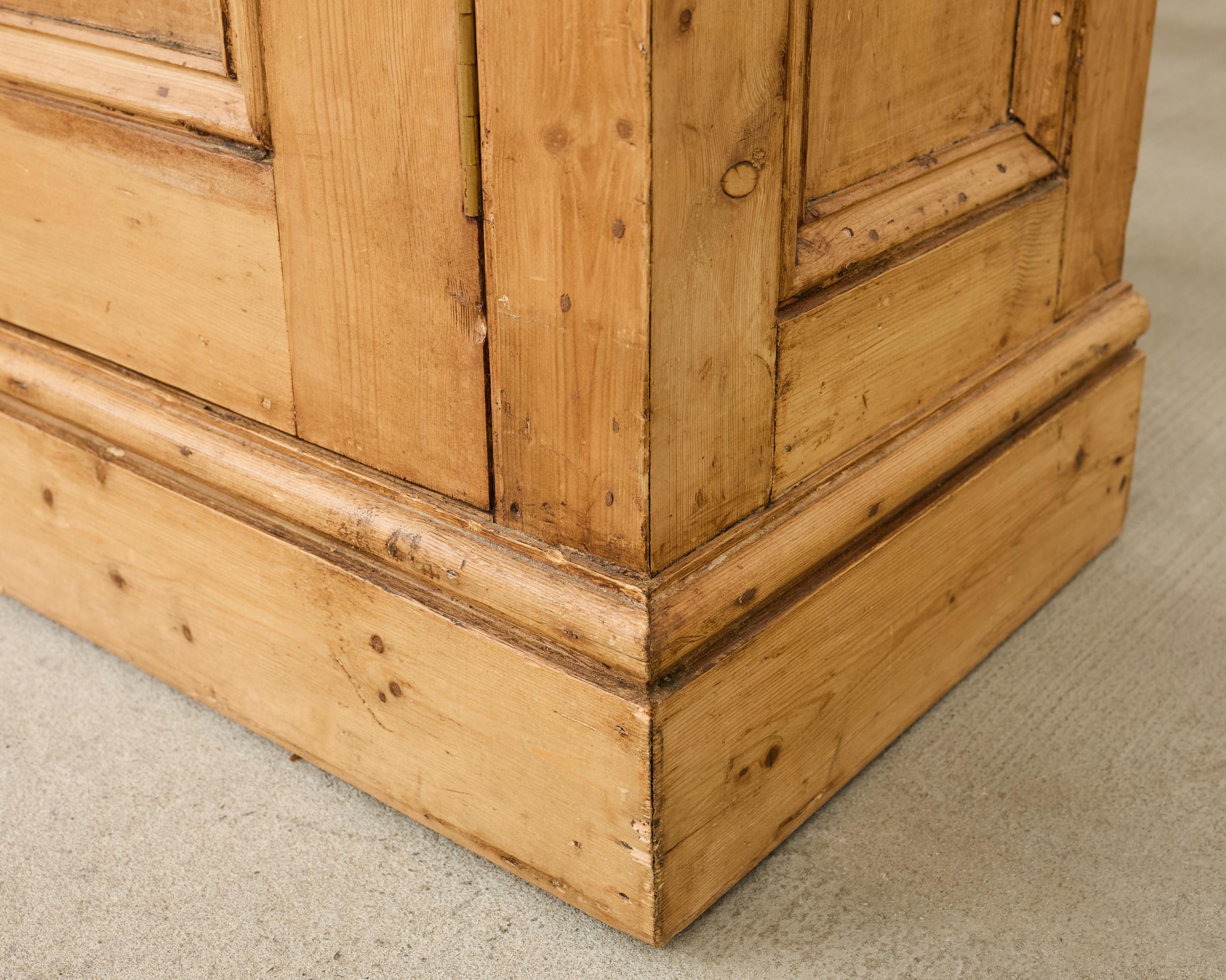 Libreria bibliotecaria inglese in stile Giorgio III in pino smaltato Astral in vendita 9