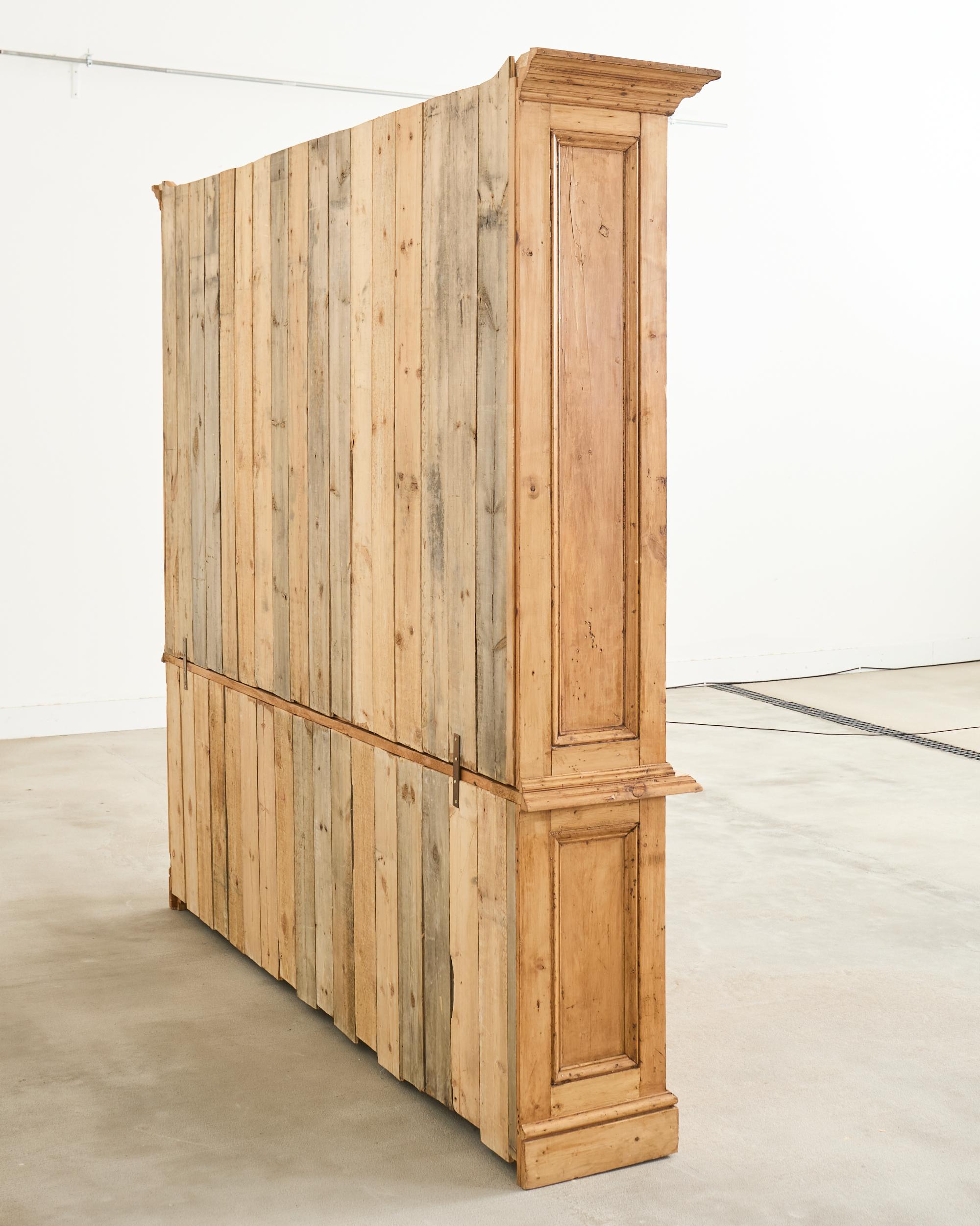 Libreria bibliotecaria inglese in stile Giorgio III in pino smaltato Astral in vendita 10