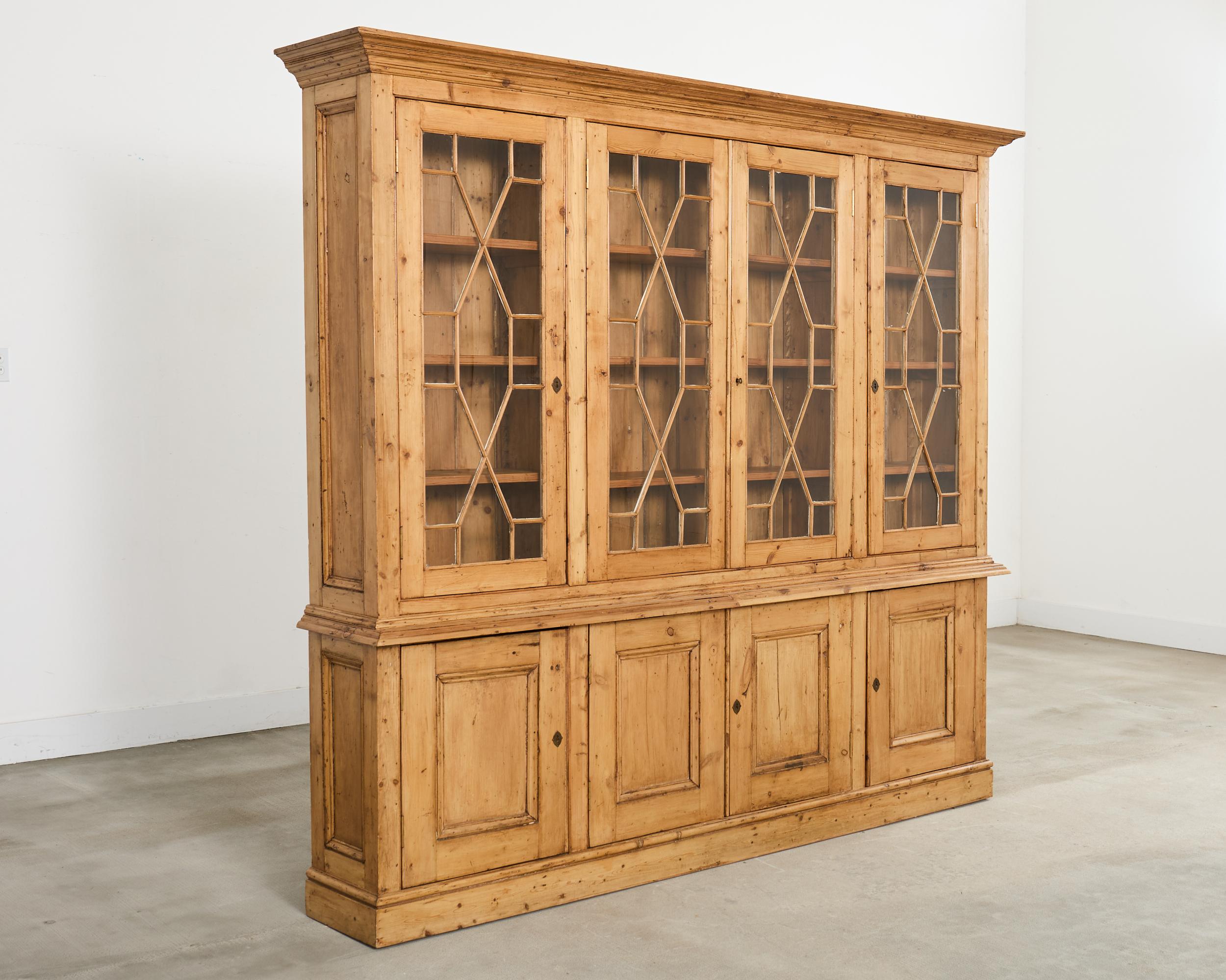 Libreria bibliotecaria inglese in stile Giorgio III in pino smaltato Astral In condizioni deteriorate in vendita a Rio Vista, CA