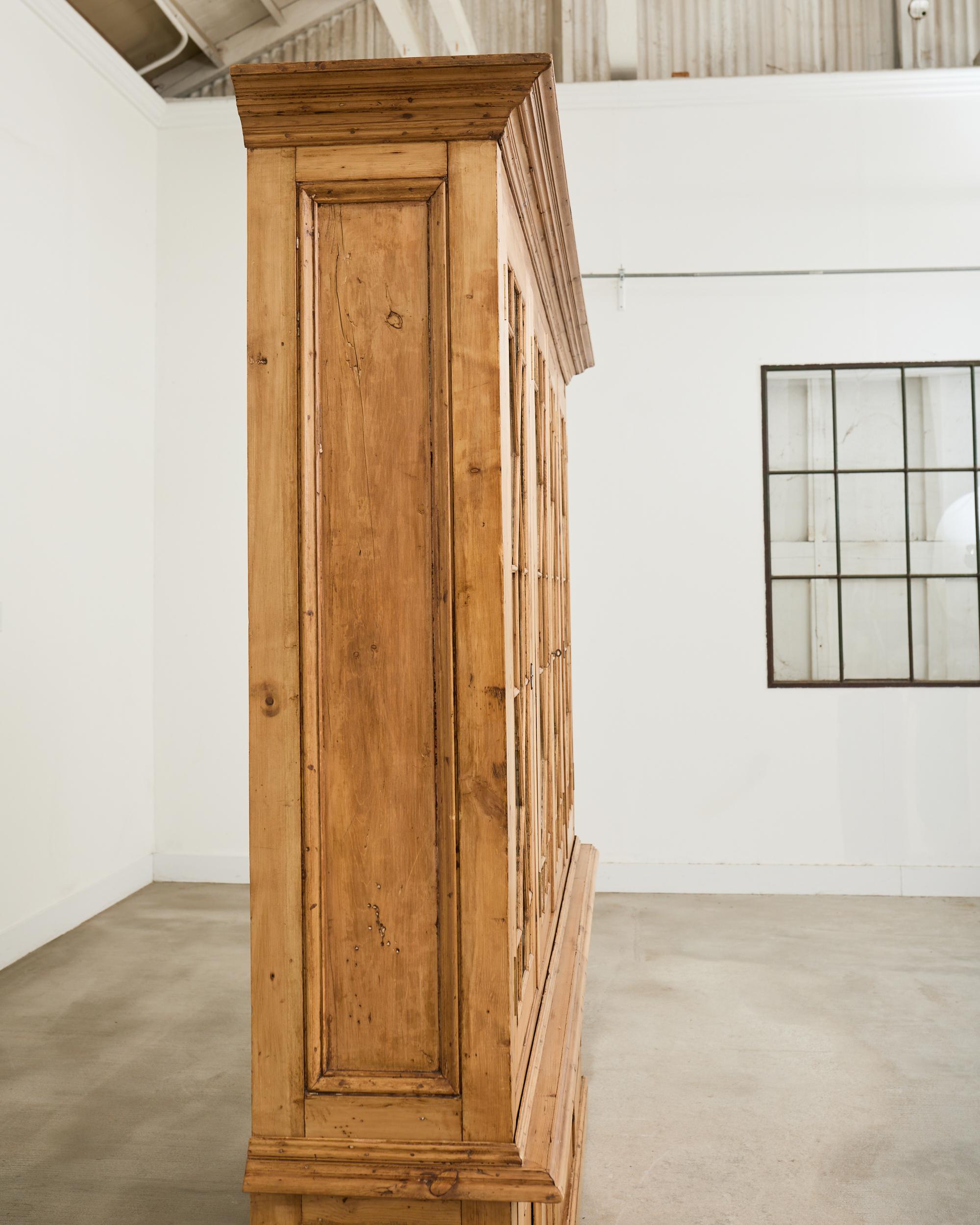 XIX secolo Libreria bibliotecaria inglese in stile Giorgio III in pino smaltato Astral in vendita