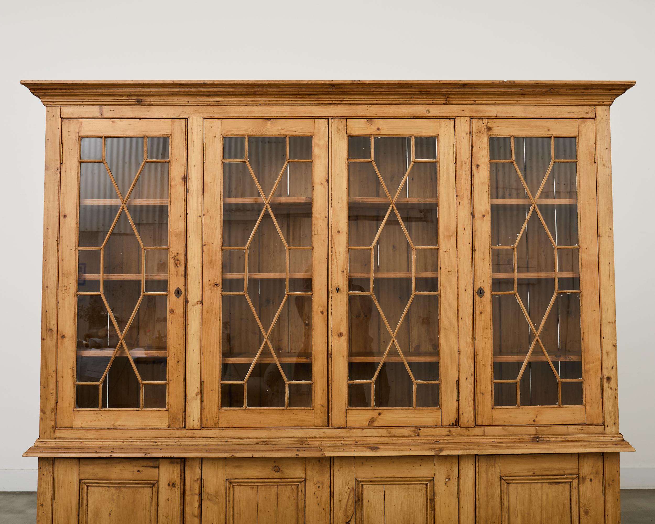 Libreria bibliotecaria inglese in stile Giorgio III in pino smaltato Astral in vendita 1