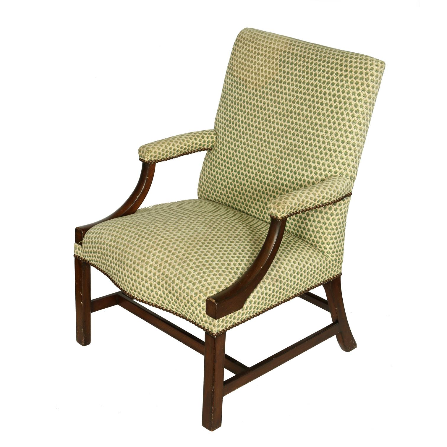 Gepolsterter Sessel im englischen George-III-Stil mit grün beflocktem Samtstoff auf dunklem Holzgestell.