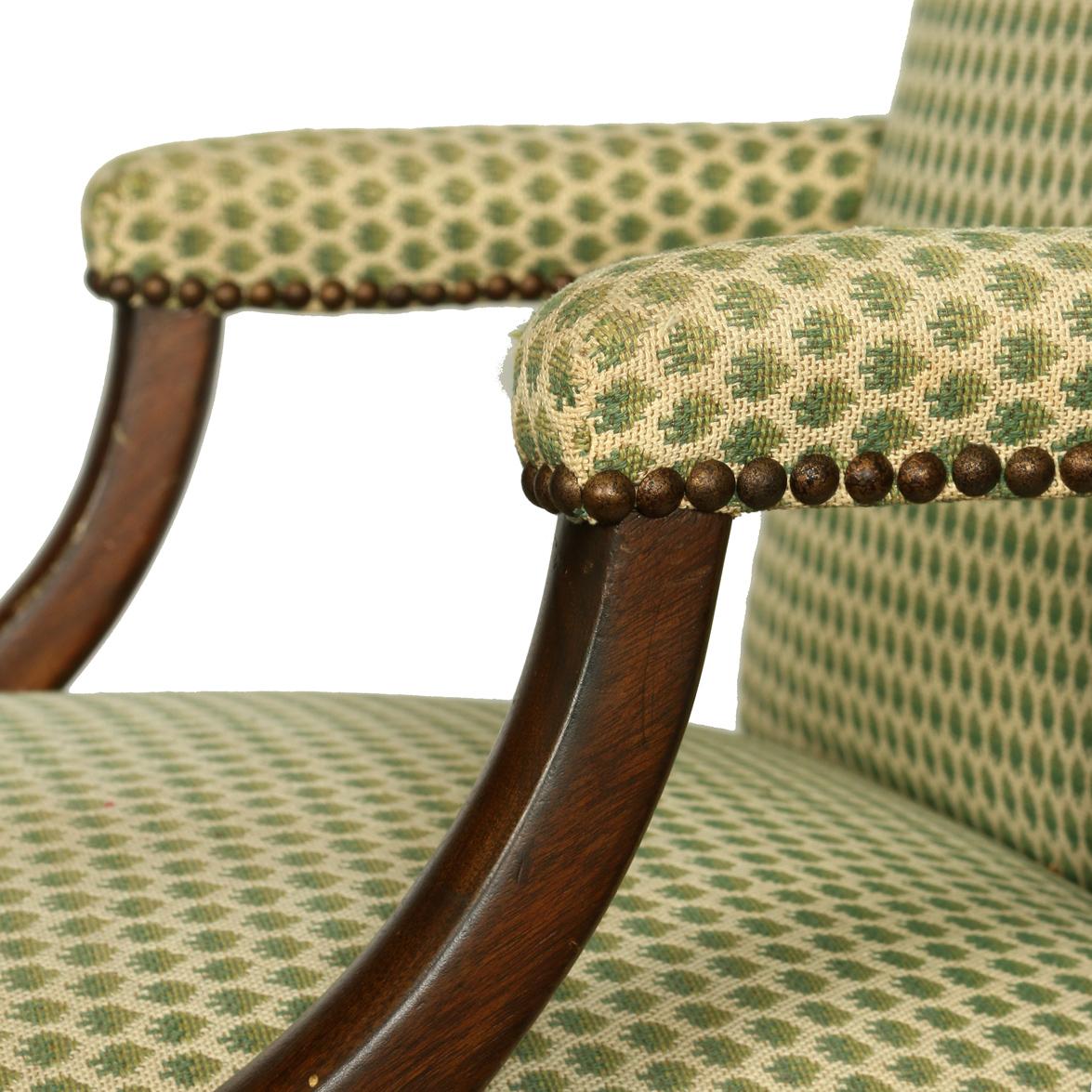 Englischer gepolsterter Sessel im George-III-Stil (George III.) im Angebot