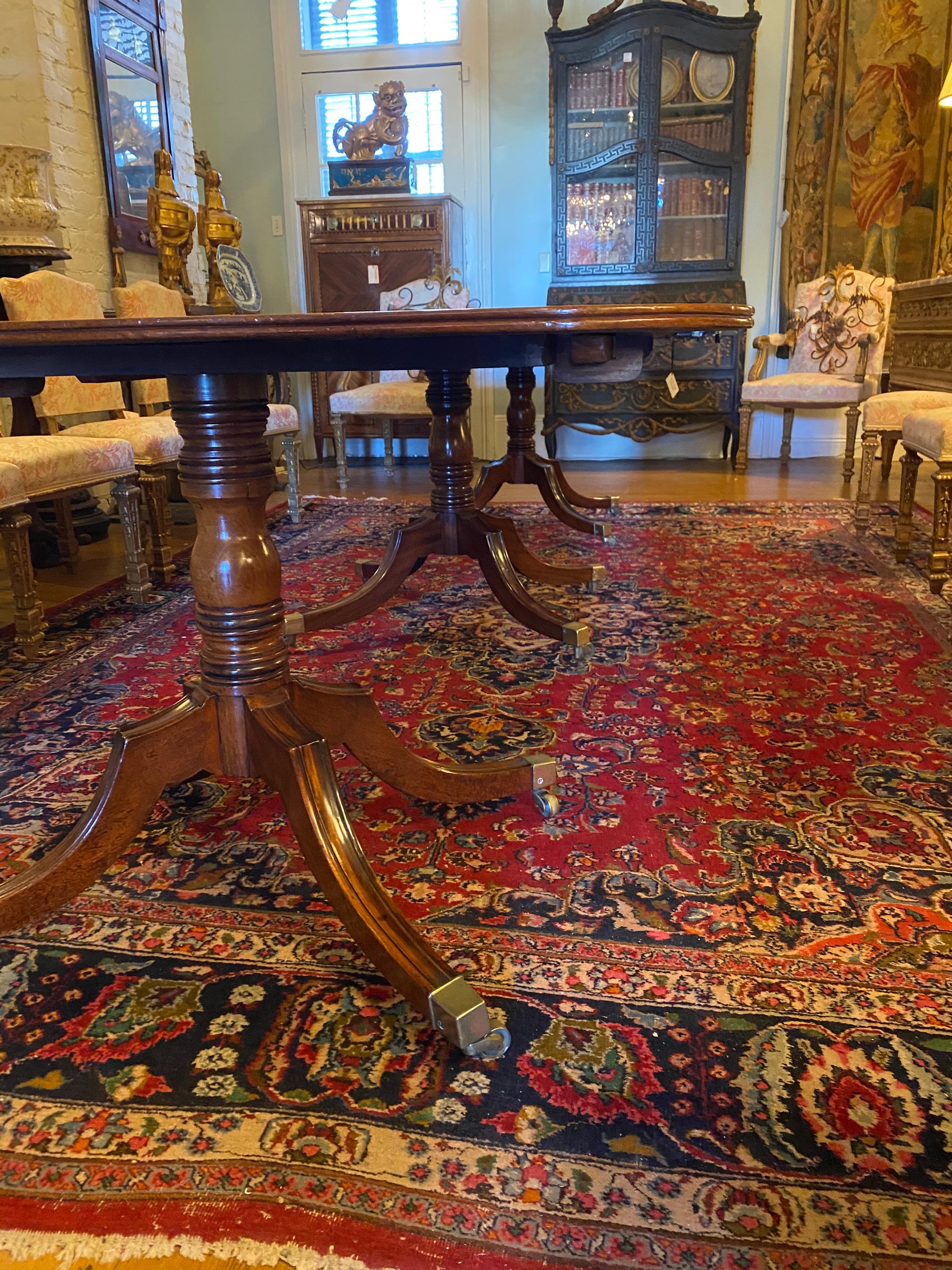 English George III Three Pedestal Dining Table In Good Condition In Natchez, MS