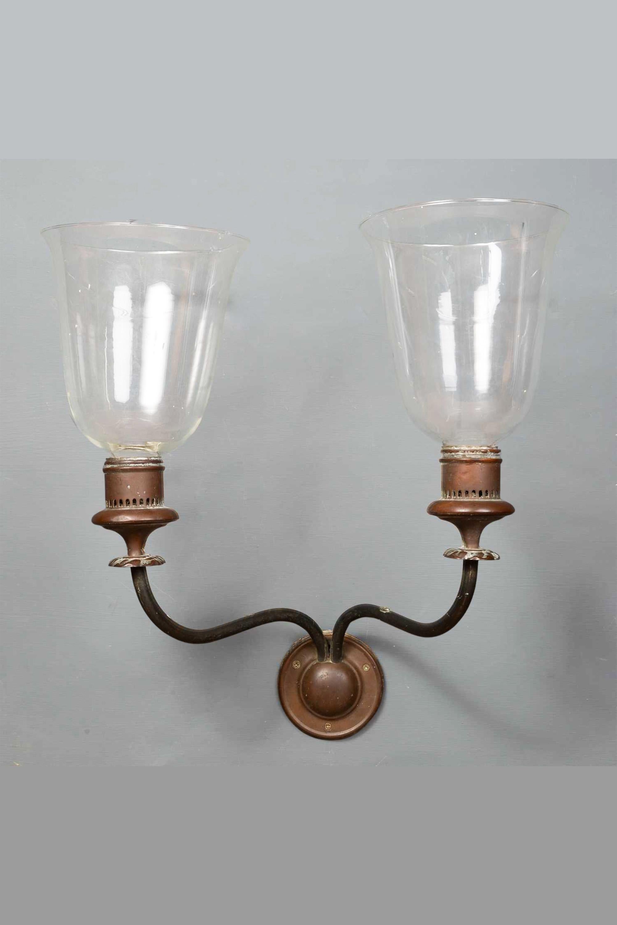 Applique a uragano a due rami di George Bell (1760-1820), con rami a spirale e paralumi originali a campana soffiati a bocca.

Originariamente argentata 