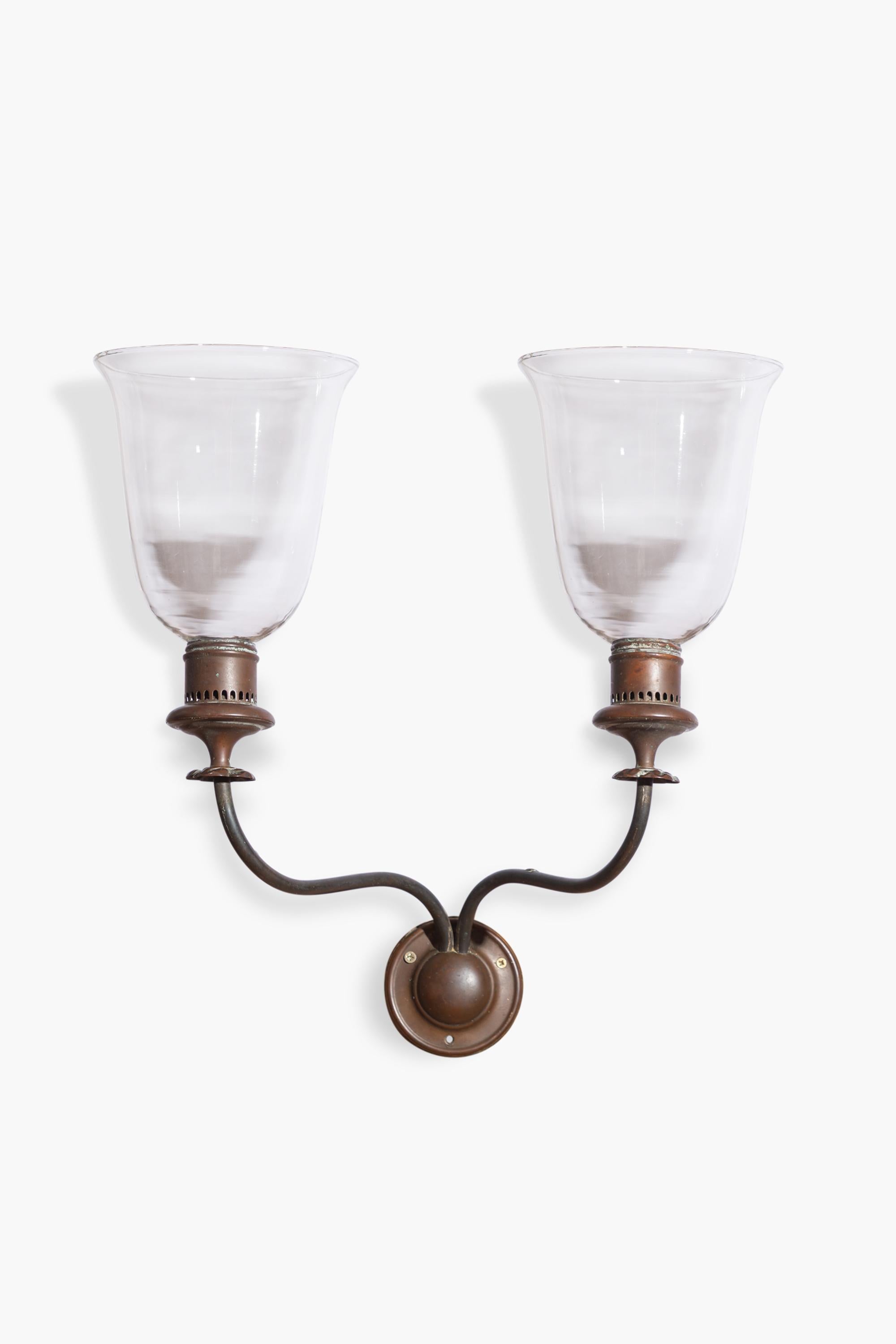 Applique-tempête à deux branches de style George III (1760-1820), avec des branches à enroulement et des abat-jour en forme de cloche soufflée à la bouche d'origine.

A l'origine, il s'agissait d'un 