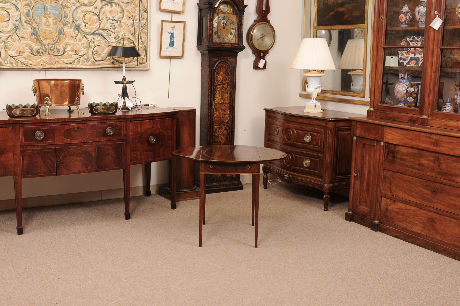 Table Pembroke anglaise George IIII incrustée en acajou et plateau ovale en bois de rose en vente 1