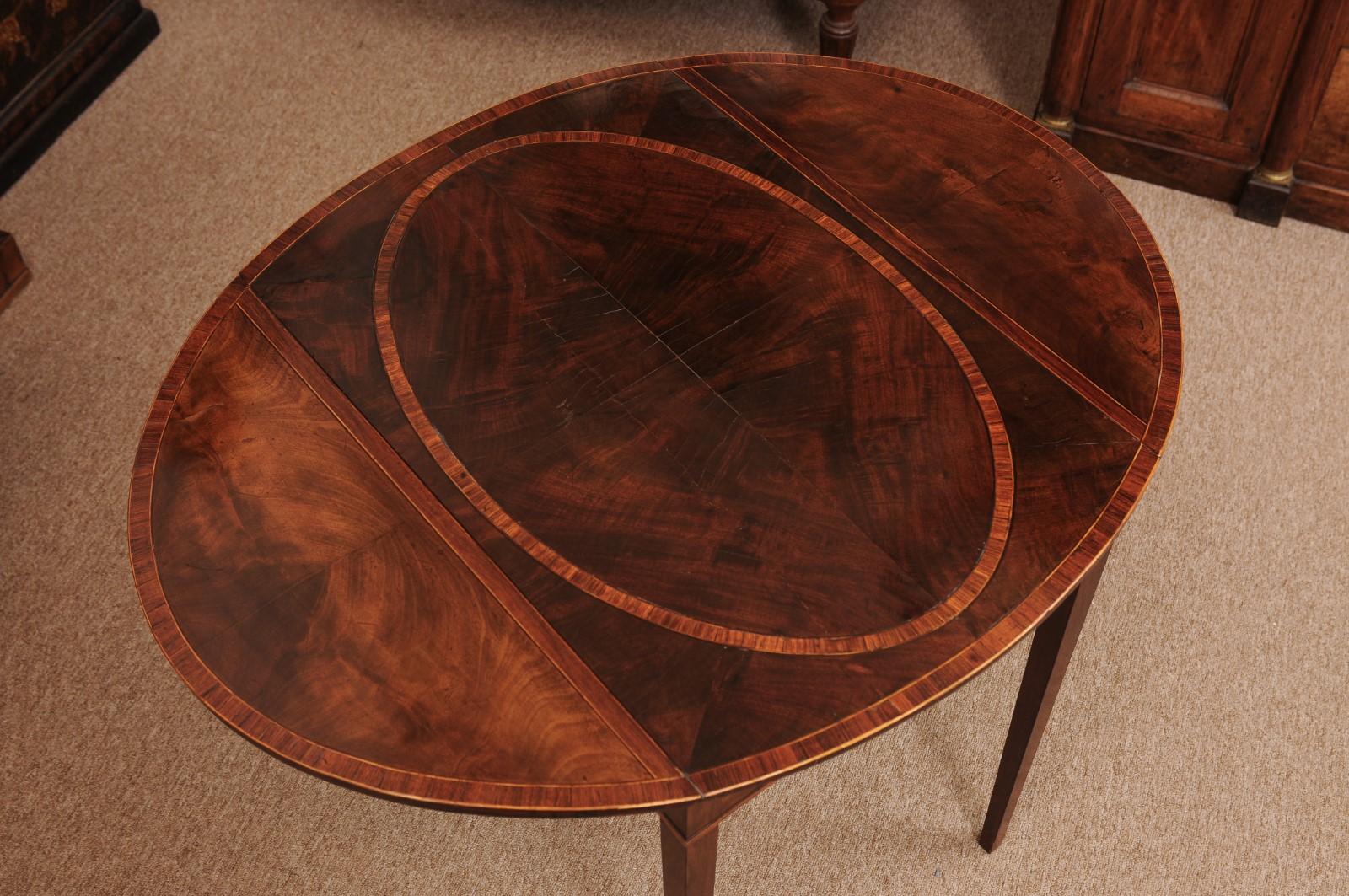 Table Pembroke anglaise George IIII incrustée en acajou et plateau ovale en bois de rose en vente 2