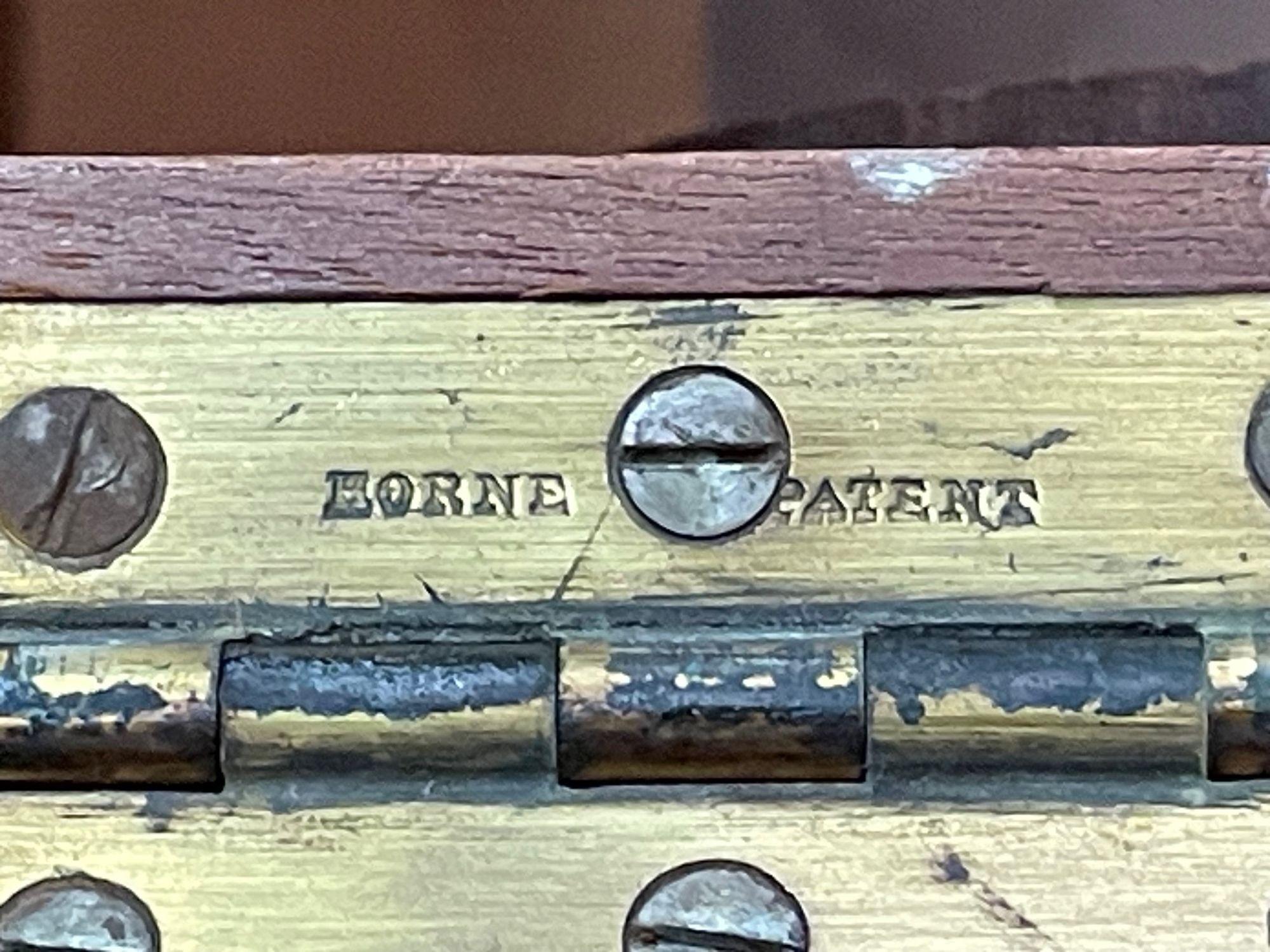 Armoire de presse anglaise George lll, en loupe d'acajou, 1815 en vente 3