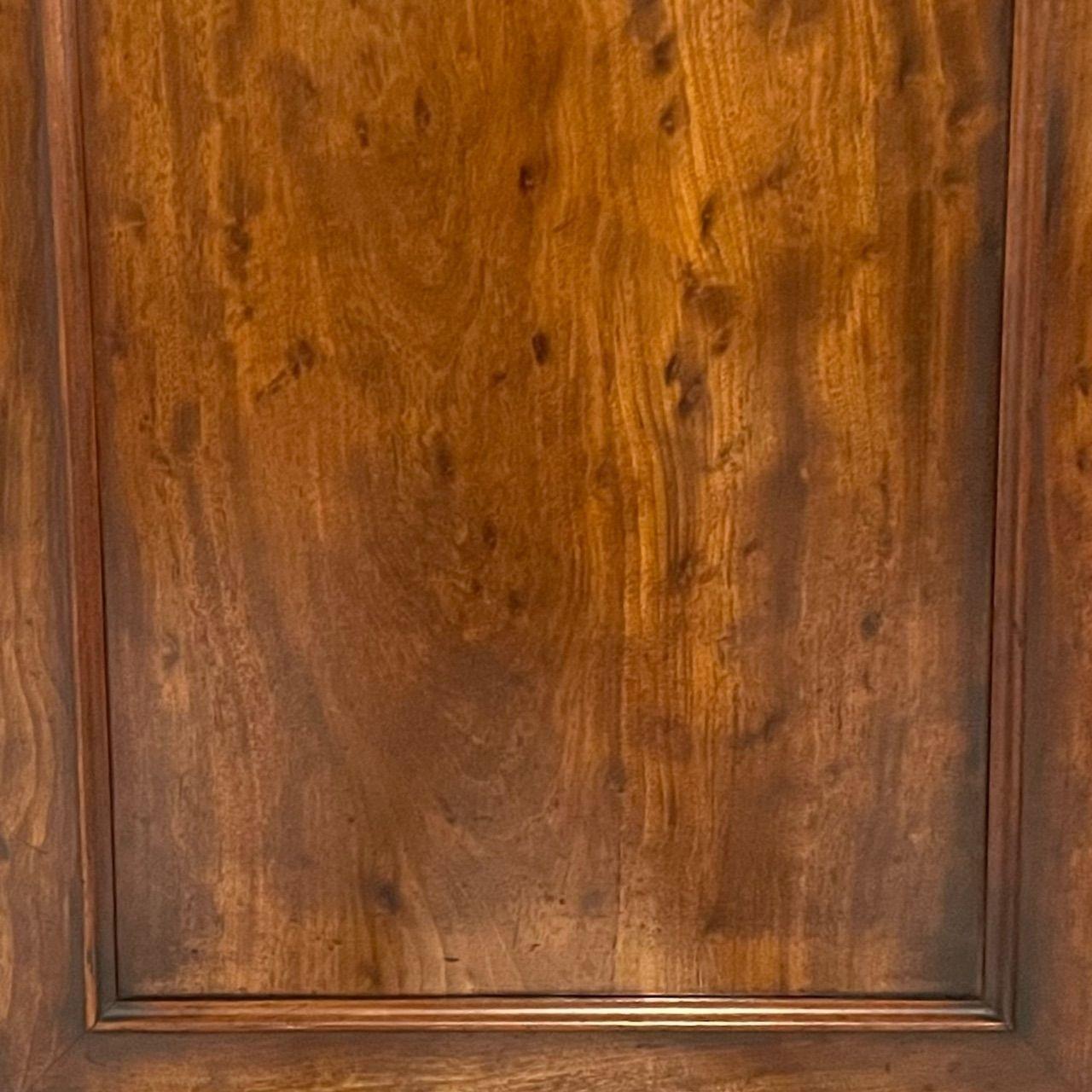 Armoire de presse anglaise George lll, en loupe d'acajou, 1815 en vente 4