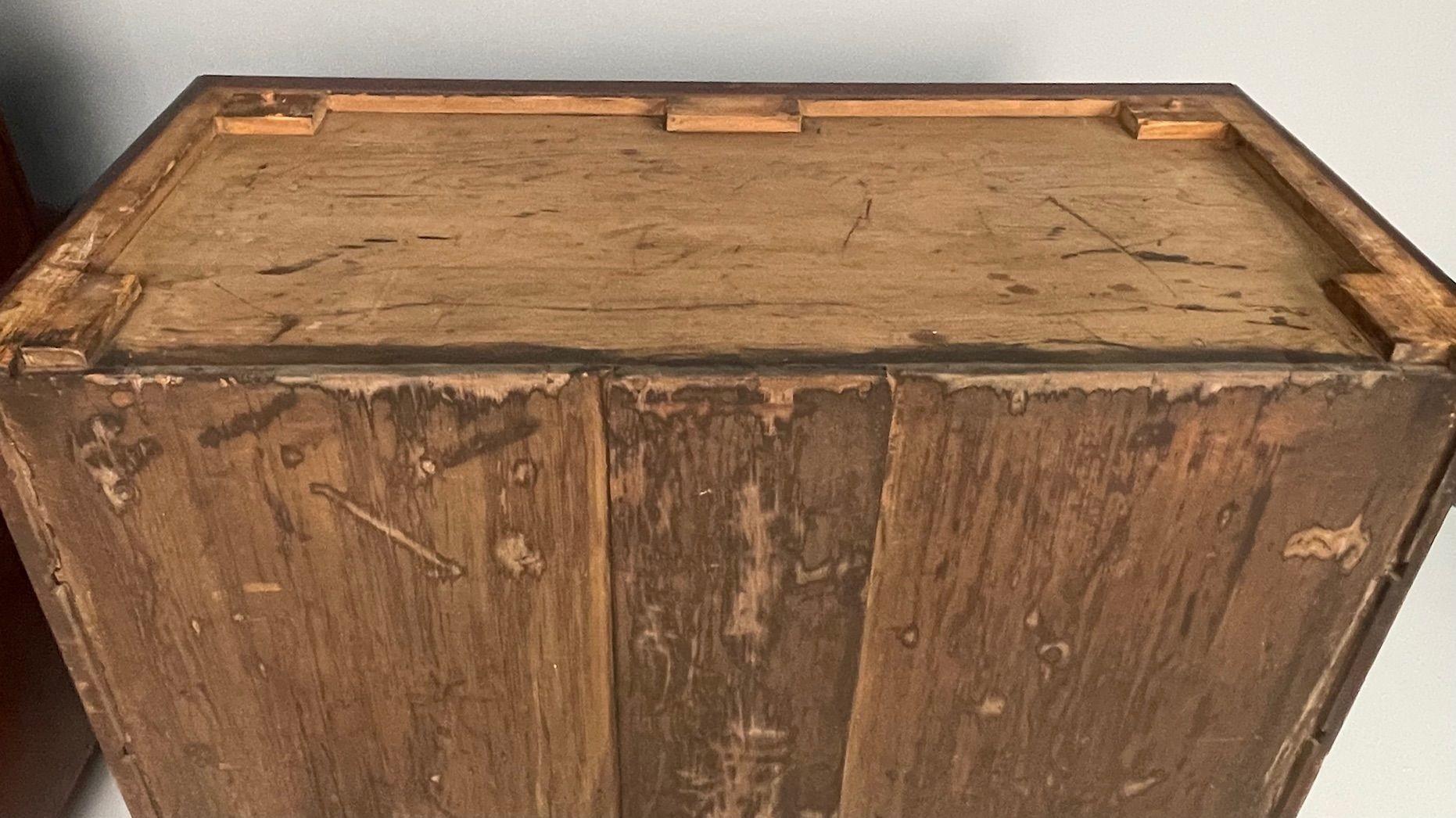 Armoire de presse anglaise George lll, en loupe d'acajou, 1815 en vente 6