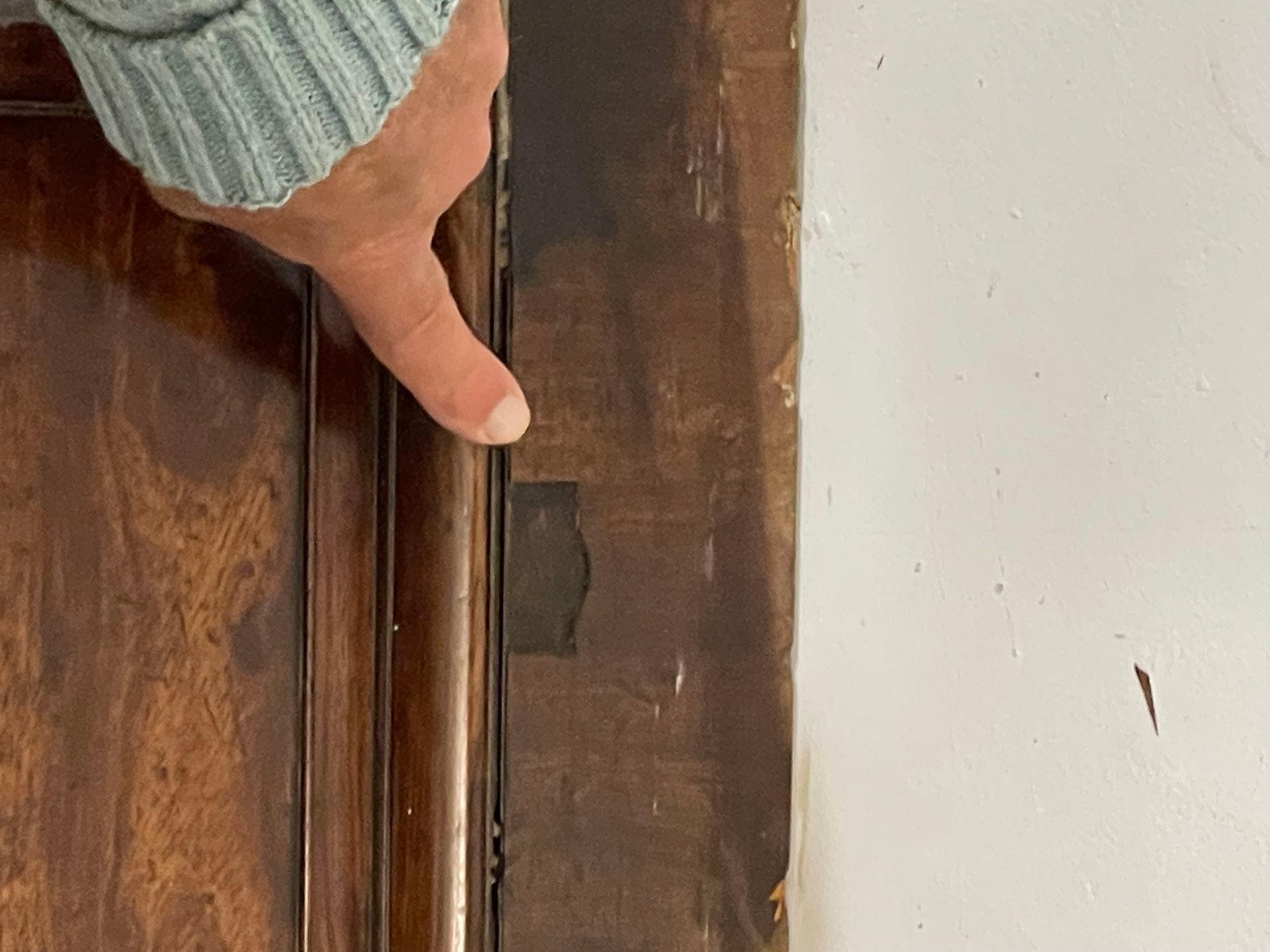 Armoire de presse anglaise George lll, en loupe d'acajou, 1815 en vente 12
