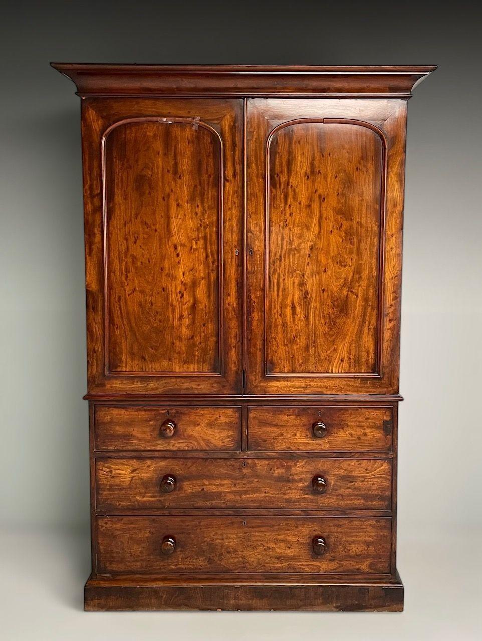 Armoire de presse anglaise George lll, en loupe d'acajou, 1815

Cette presse à linge George III en acajou est une pièce remarquable qui met en valeur l'élégance et le savoir-faire du mobilier britannique du XIXe siècle, avec un style distinctif qui