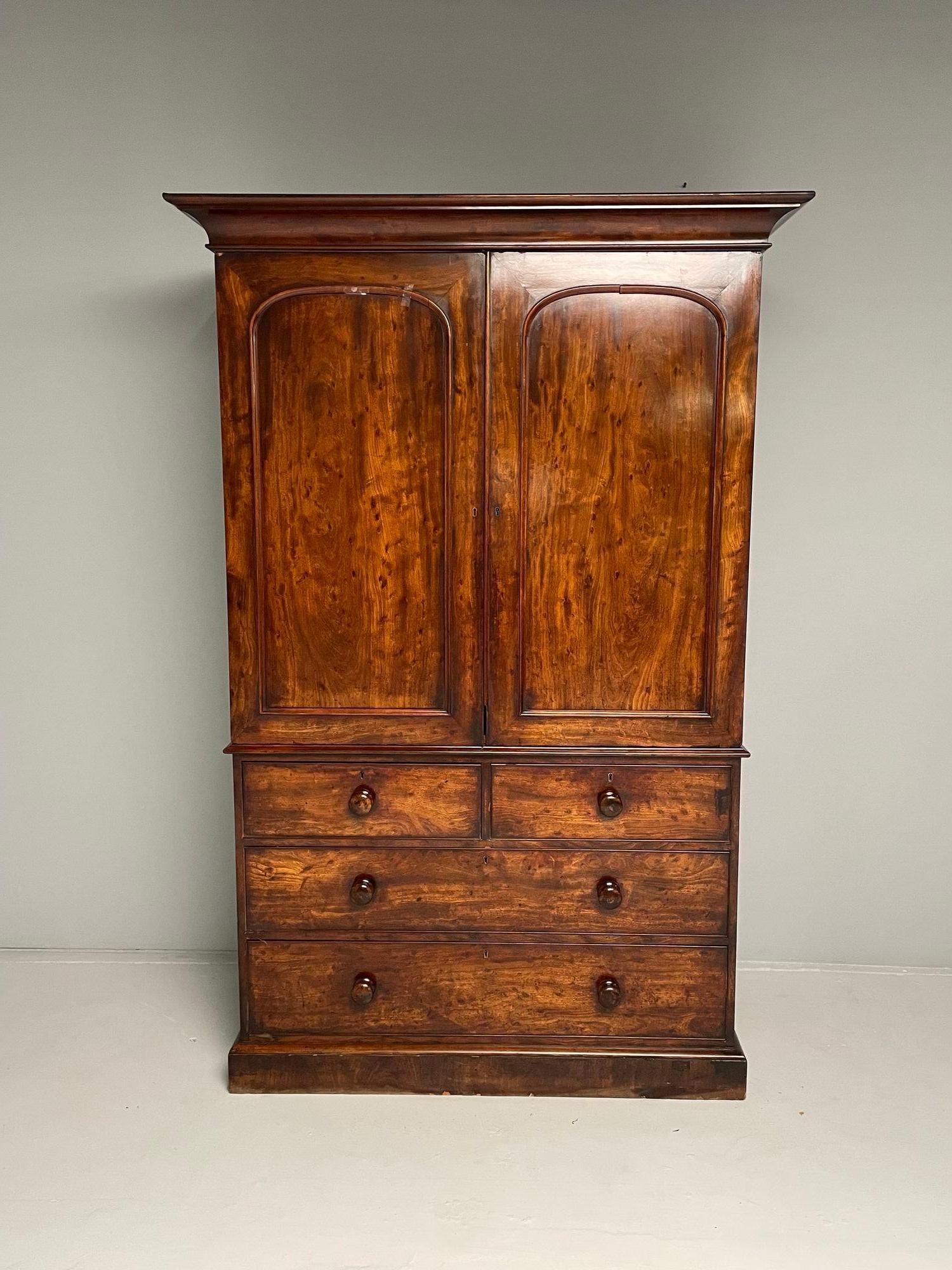 Armoire de presse anglaise George lll, en loupe d'acajou, 1815 Abîmé - En vente à Manhasset, NY