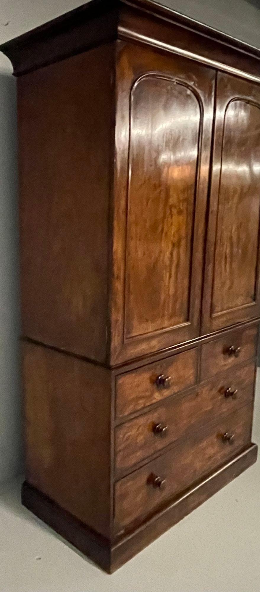 Acajou Armoire de presse anglaise George lll, en loupe d'acajou, 1815 en vente