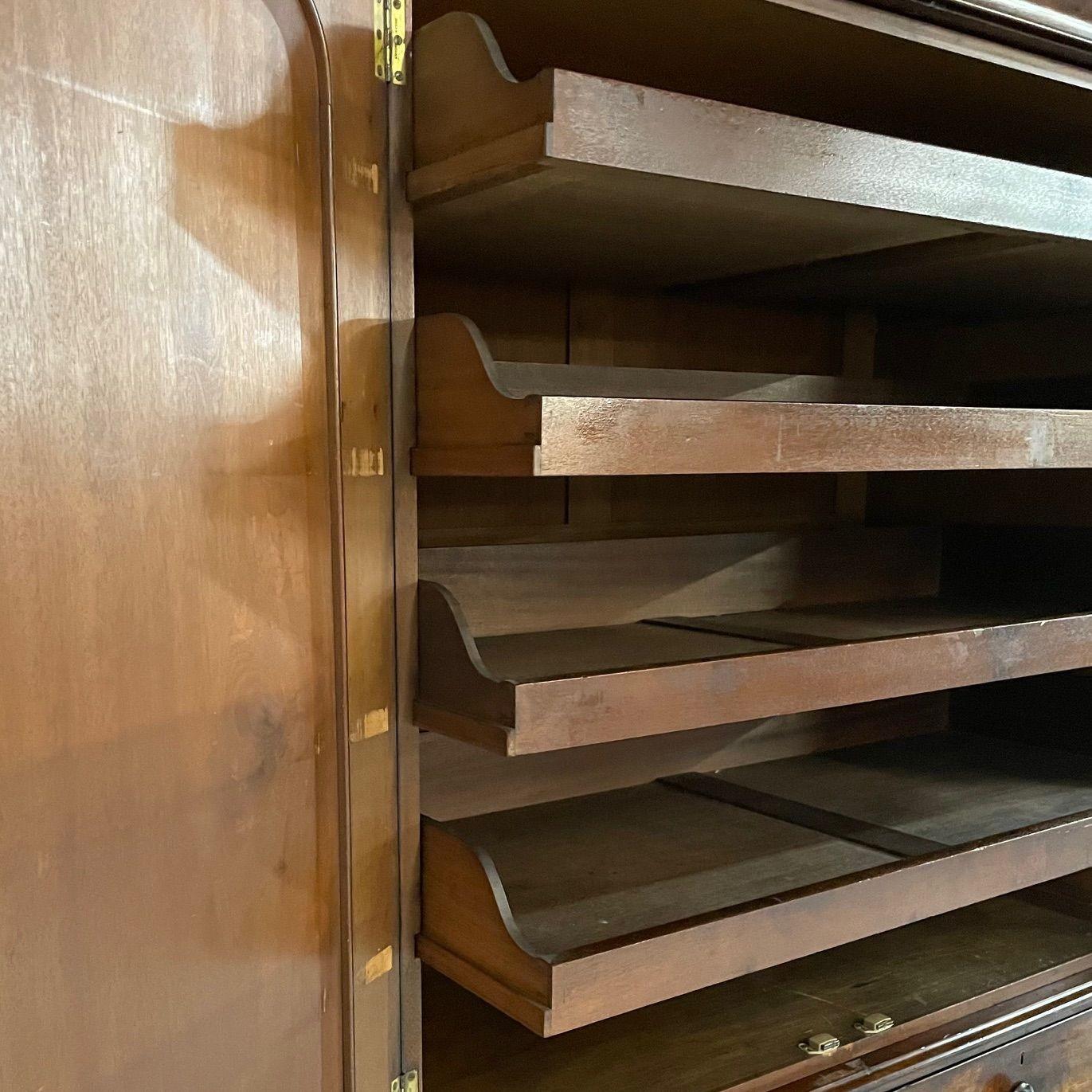 Armoire de presse anglaise George lll, en loupe d'acajou, 1815 en vente 2
