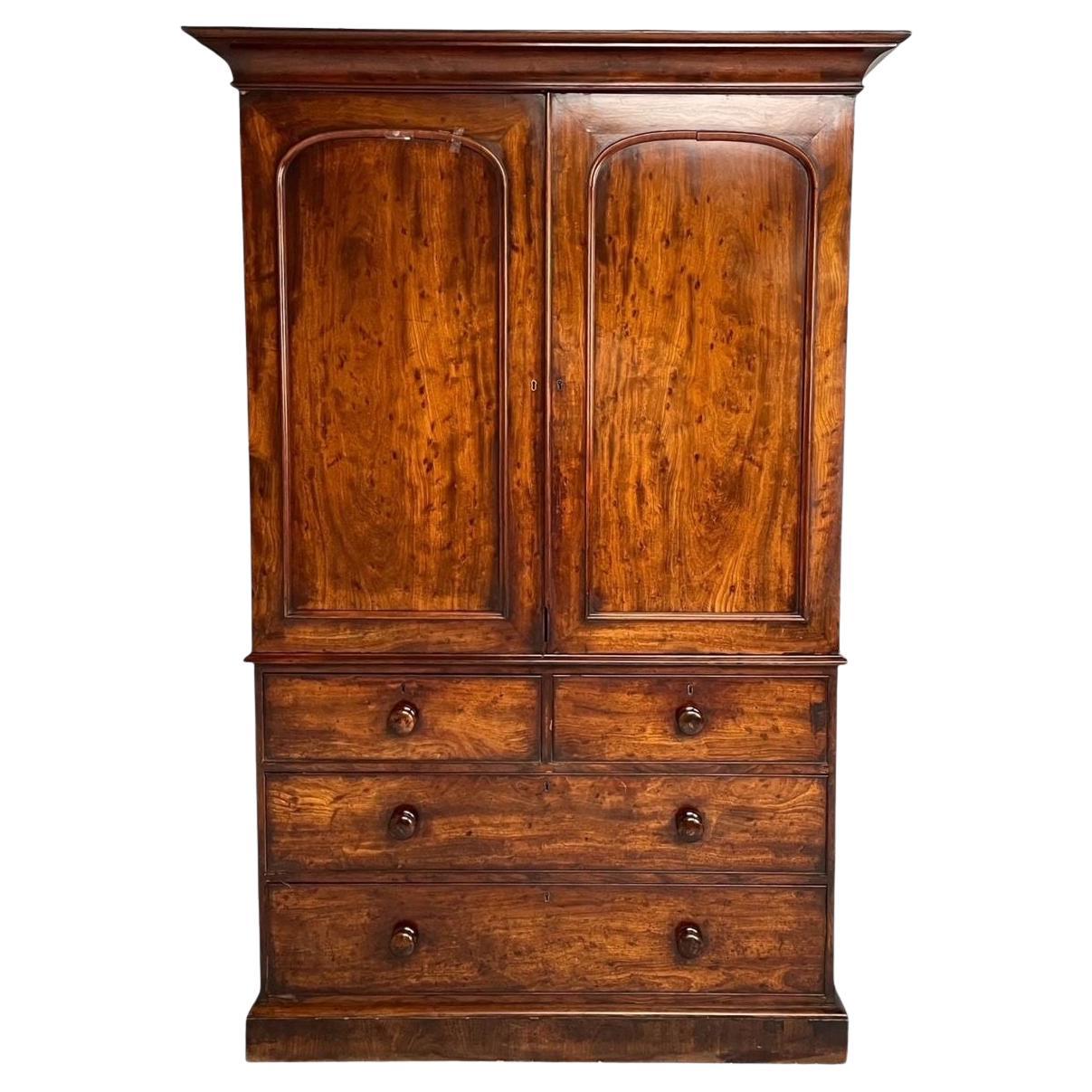 Armoire de presse anglaise George lll, en loupe d'acajou, 1815 en vente