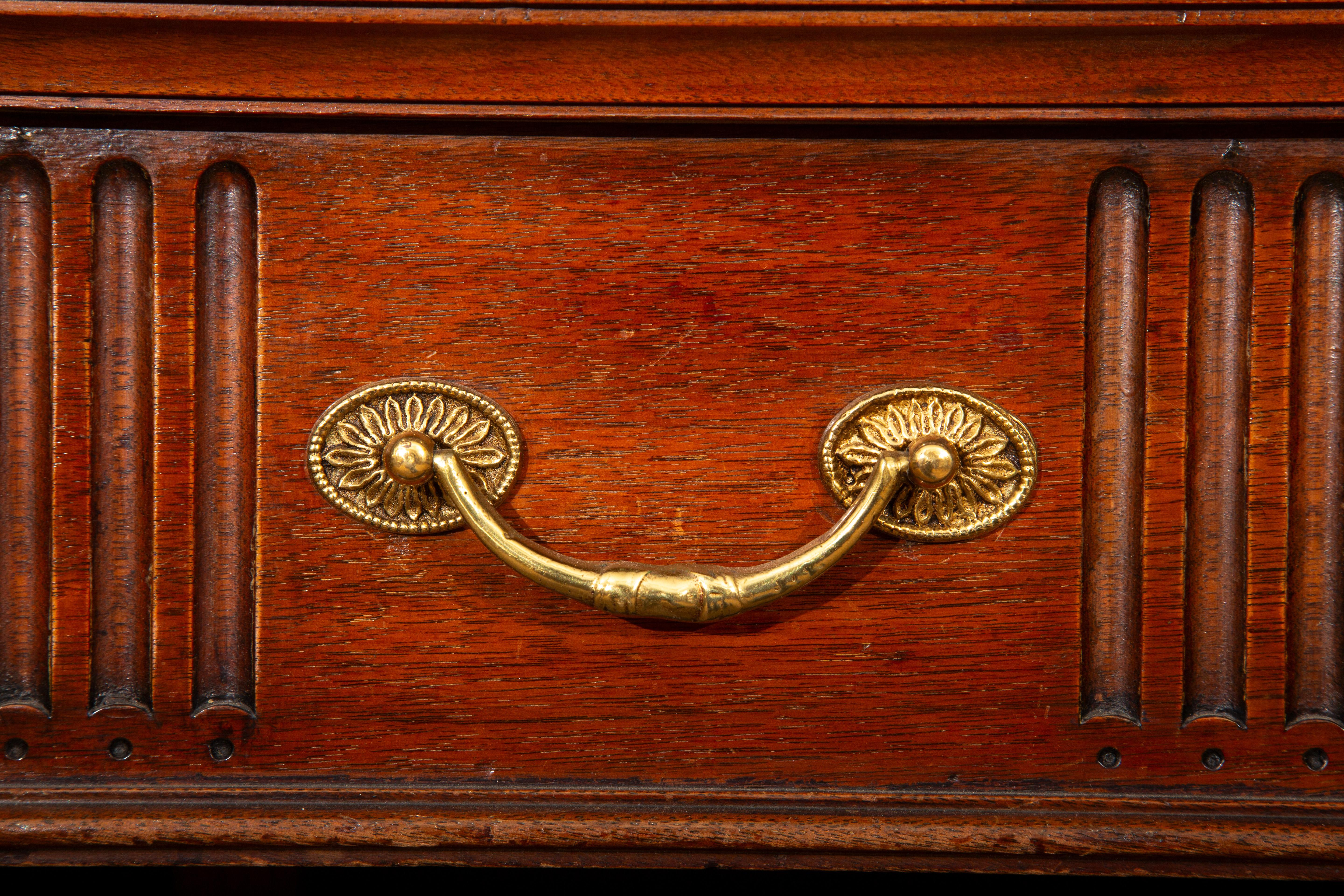 Dieser außergewöhnlich geschnitzte Mahagoni-Schreibtisch aus dem 19. Jahrhundert ist ein Beispiel für die feine Handwerkskunst der damaligen Zeit, mit einem Design, das in der georgianisch inspirierten Ästhetik wurzelt. Die Tischplatte ist mit einer