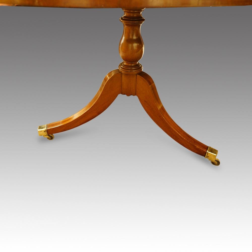 English George v Mahogany 3 Pillar Country House Dining Table In Good Condition In Salisbury, Wiltshire