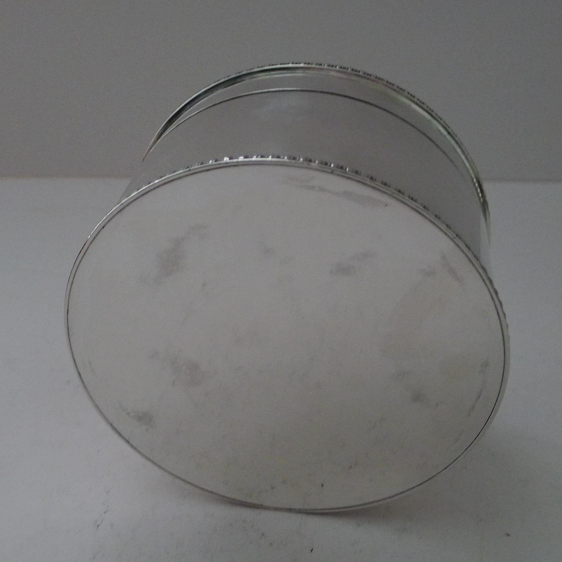 Scatola per biscotti in argento massiccio Giorgio V - 1910 in vendita 3