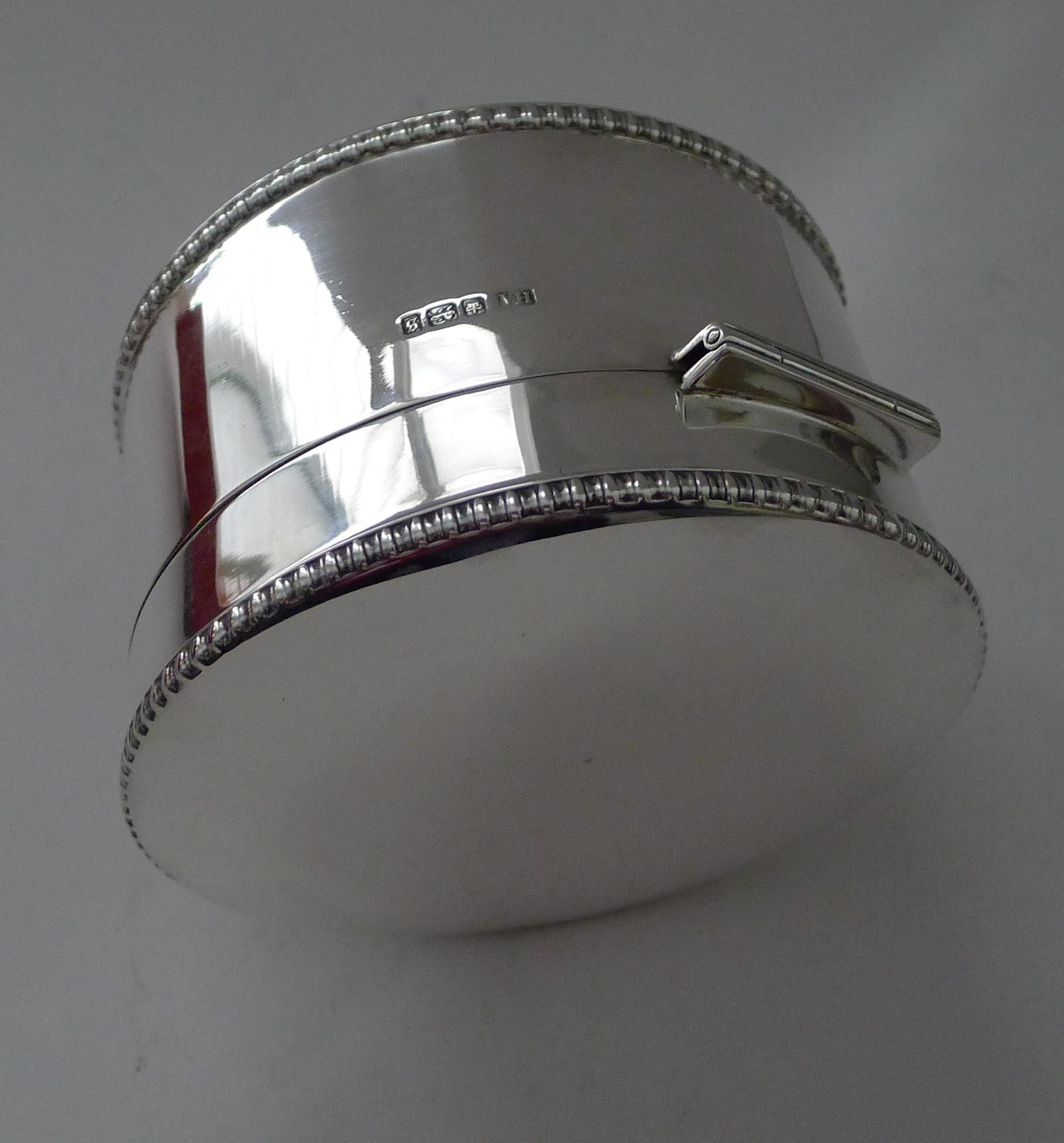 Scatola per biscotti in argento massiccio Giorgio V - 1910 in vendita 4