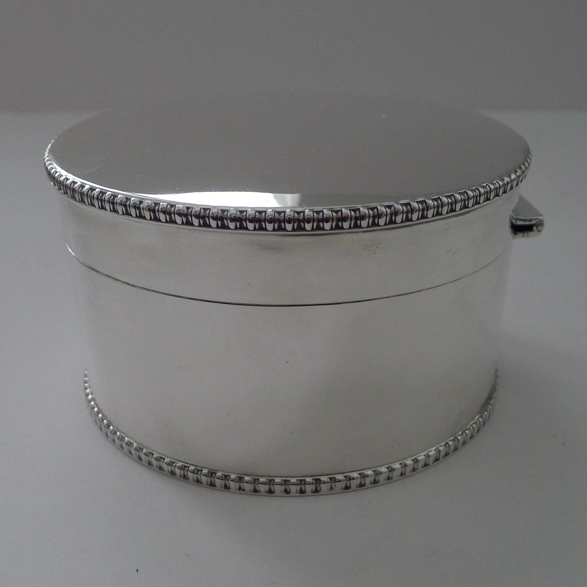 Britannico Scatola per biscotti in argento massiccio Giorgio V - 1910 in vendita