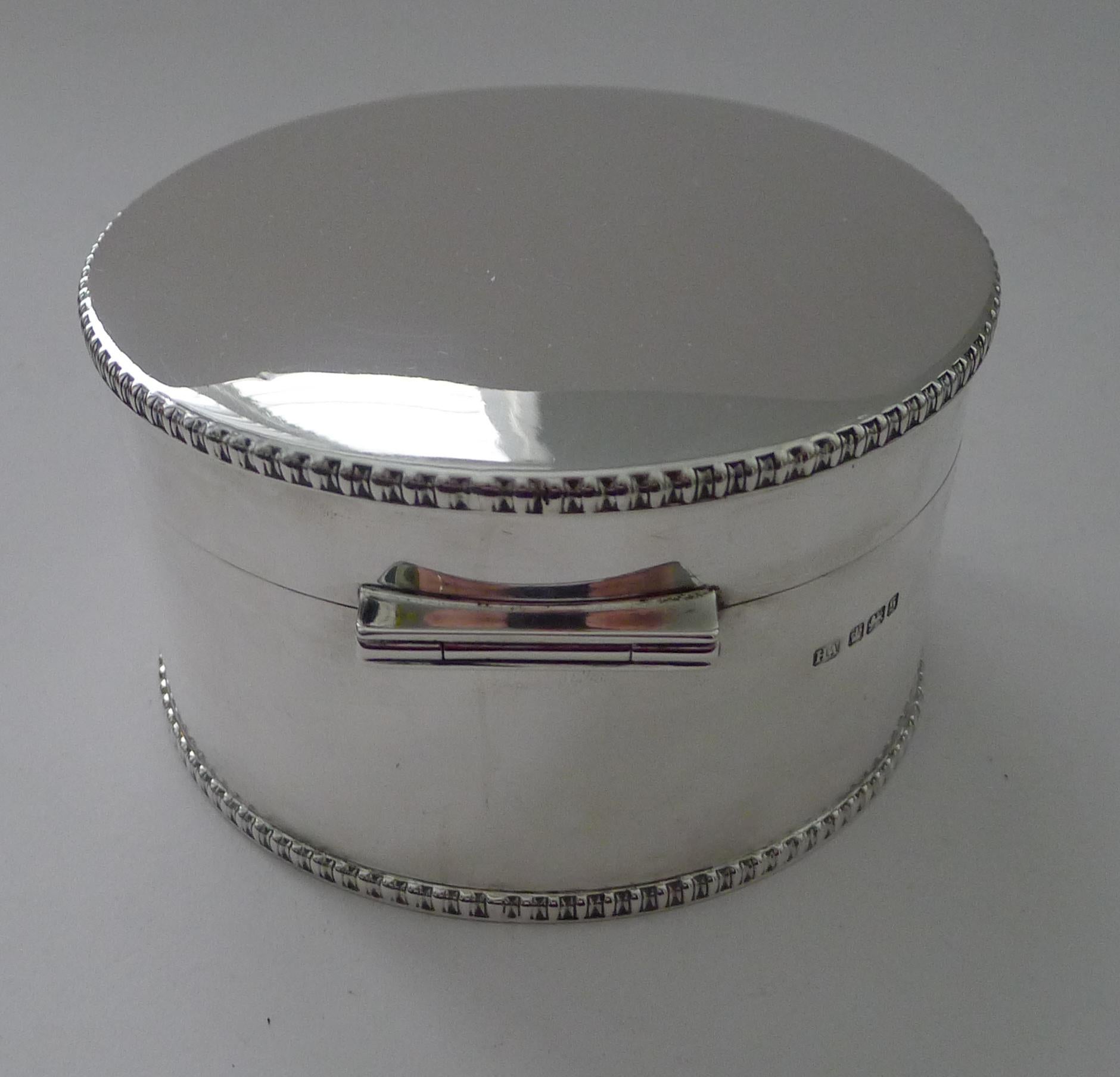 Scatola per biscotti in argento massiccio Giorgio V - 1910 In condizioni buone in vendita a Bath, GB