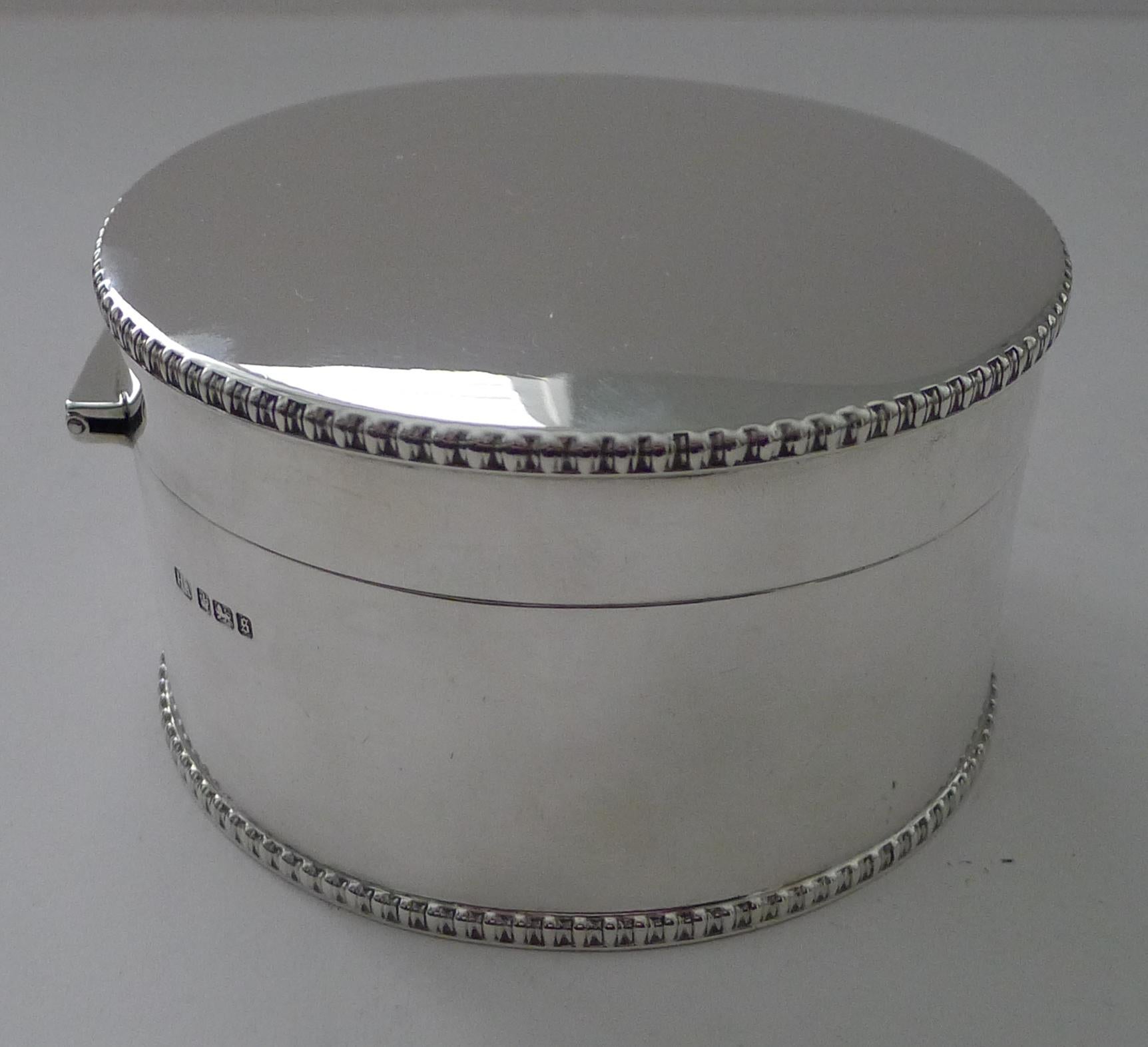Inizio XX secolo Scatola per biscotti in argento massiccio Giorgio V - 1910 in vendita