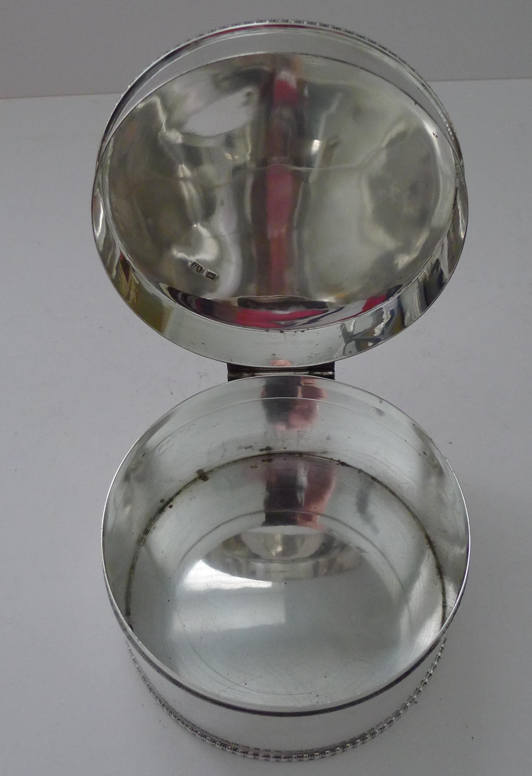 Scatola per biscotti in argento massiccio Giorgio V - 1910 in vendita 2