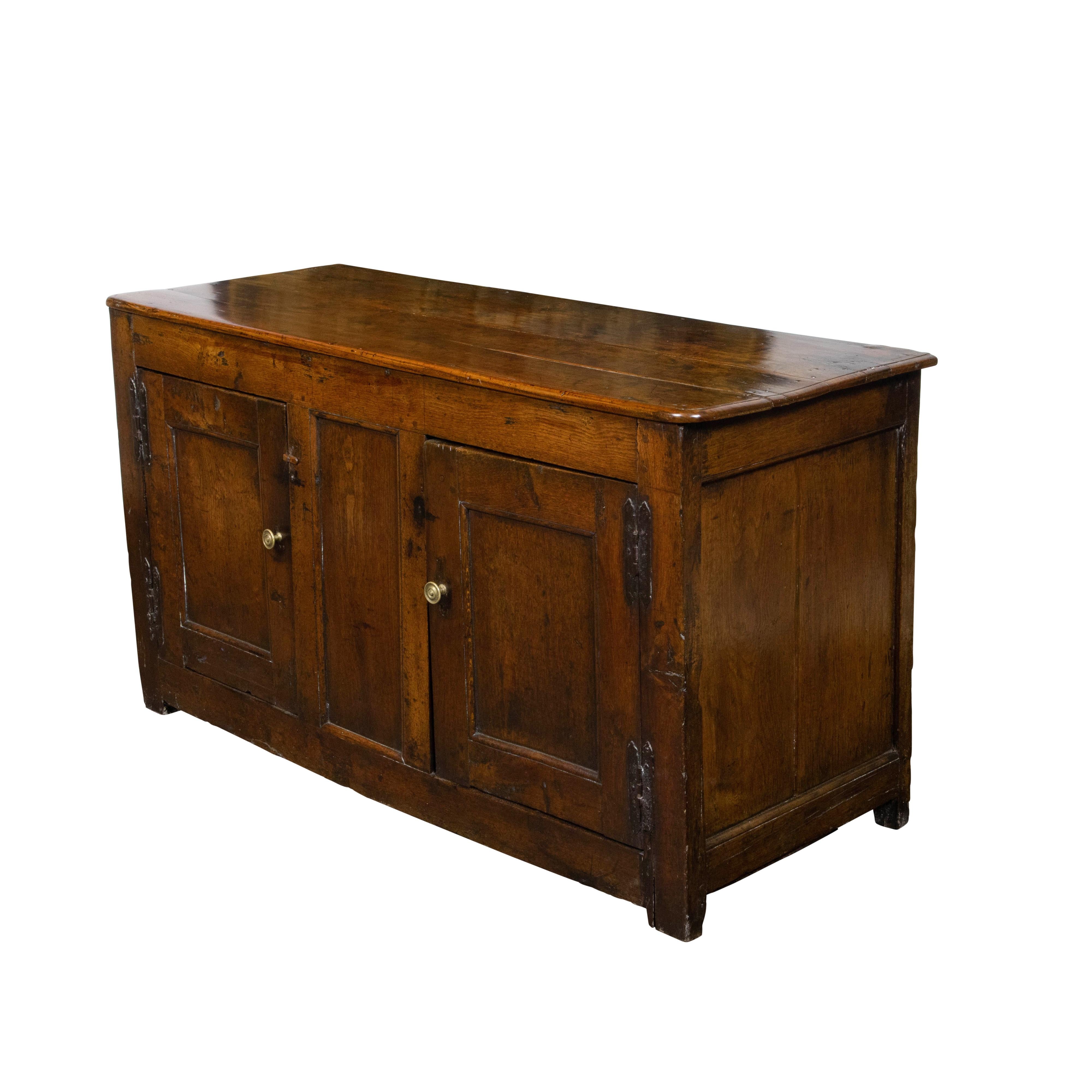 English Georgian 18th Century Elm Buffet with Two Doors, Iron and Brass Hardware For Sale 3